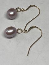 A PAIR OF 14K PEARL EARRINGS GROSS WEIGHT 1.35 GRAMS