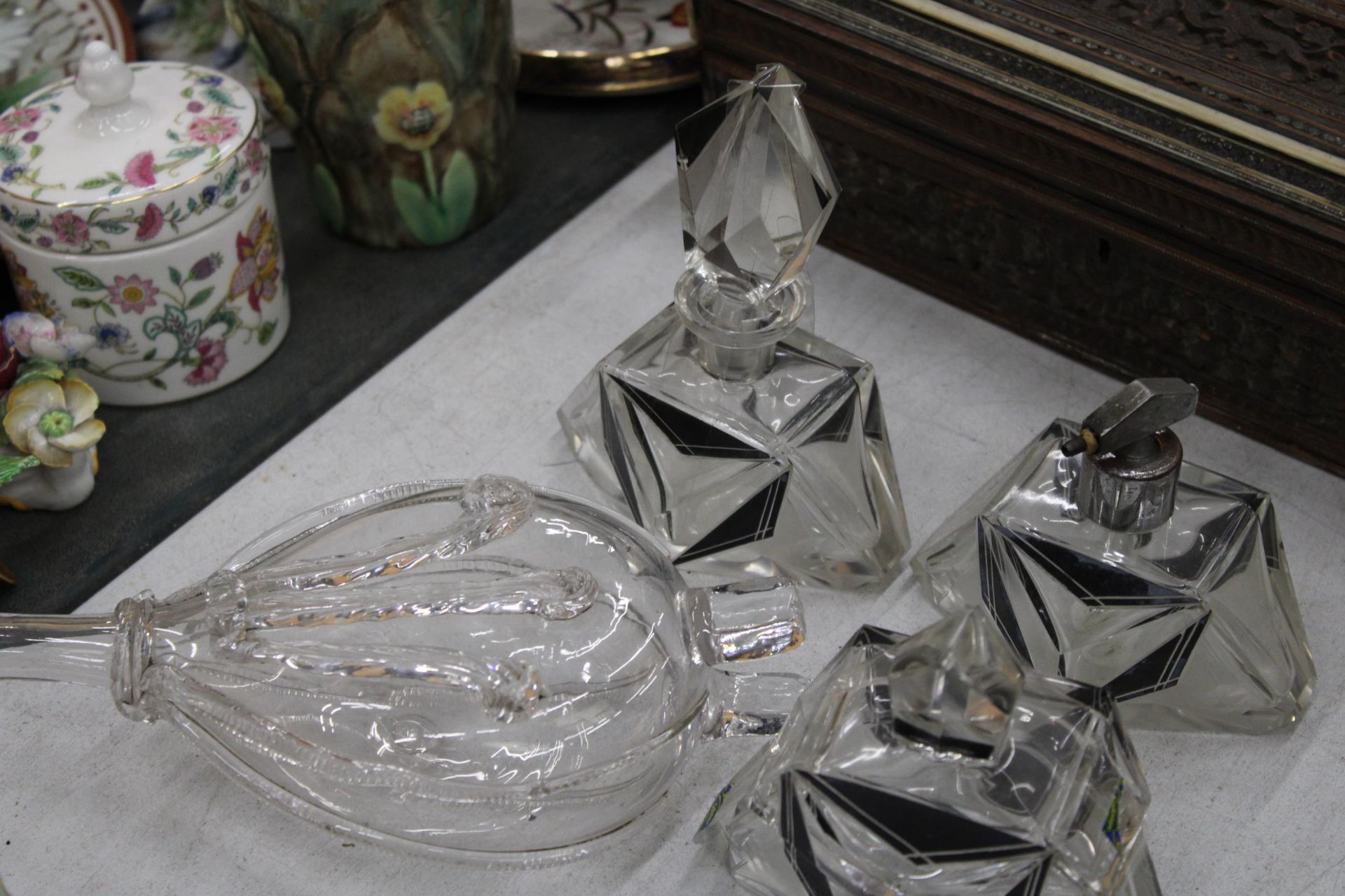 THREE ART DECO STYLE GLASS ITEMS TO INCLUDE SCENT BOTTLES, PLUS A VICTORIAN GLASS FLASK OF BELLOWS - Image 3 of 5