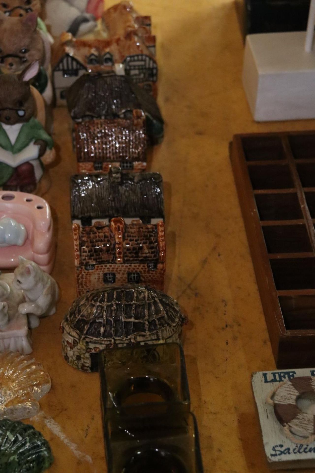 A MIXED LOT TO INCLUDE FIGURES, CERAMIC HOUSES, WALL PLAQUES, GLASS SHELLS, ETC., - Image 6 of 7