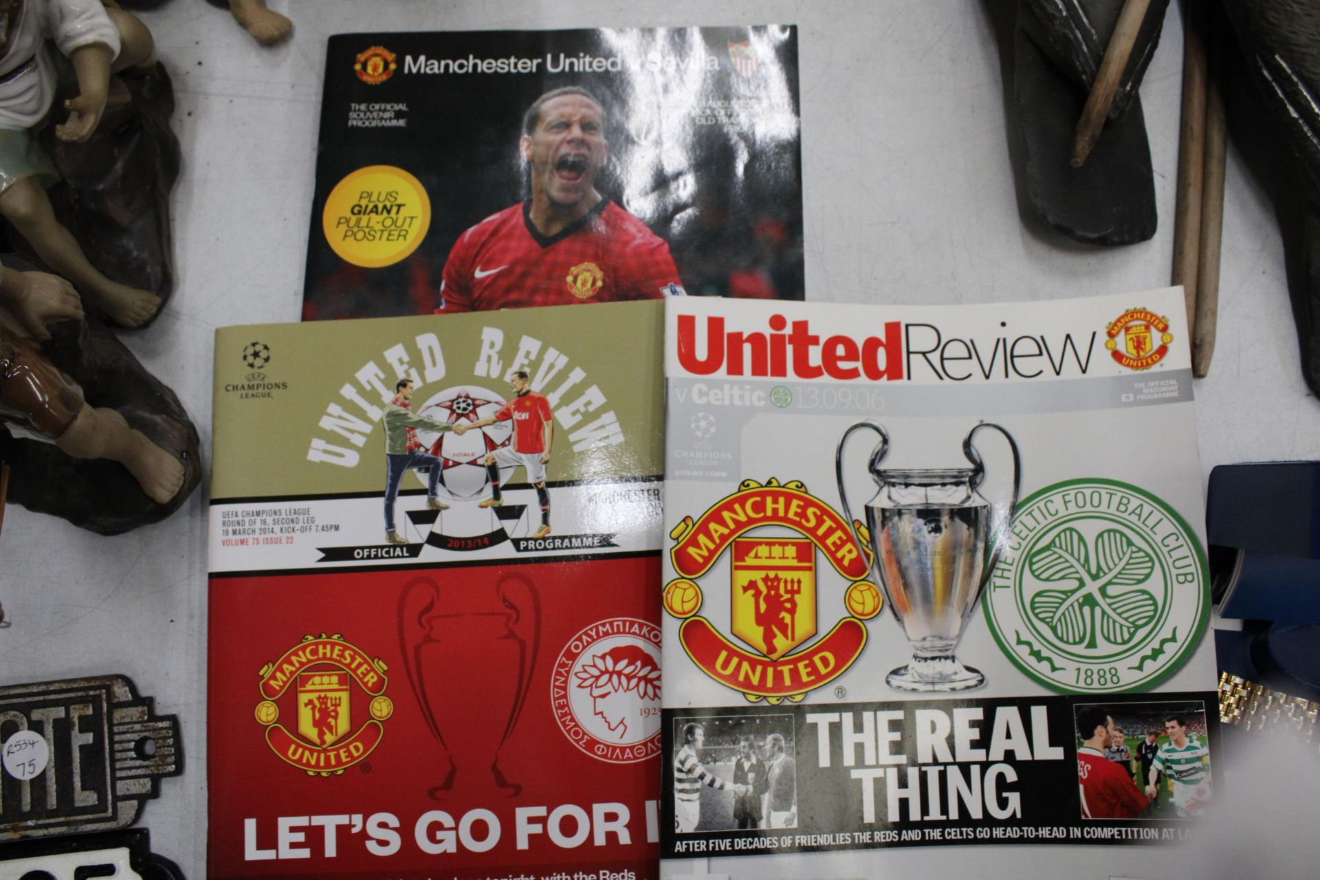 TEN VINTAGE MANCHESTER UNITED PROGRAMMES, TO INCLUDE BARCELONA AND JUVENTUS - Image 6 of 6