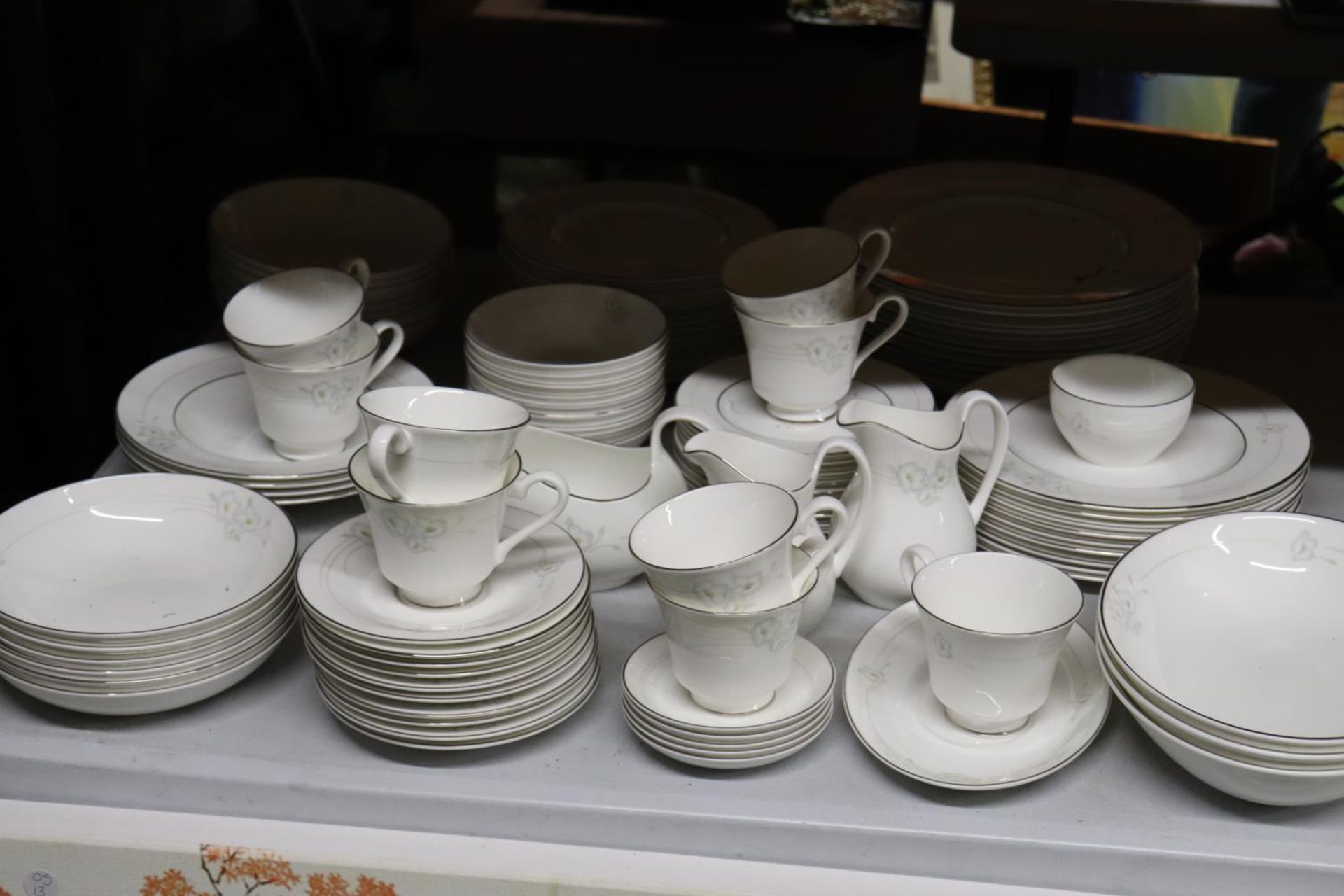 A LARGE QUANTITY OF ROYAL DOULTON "MYSTIQUE" TO INCLUDE DINNER PATES, SAUCE BOAT, SERVING BOWLS,