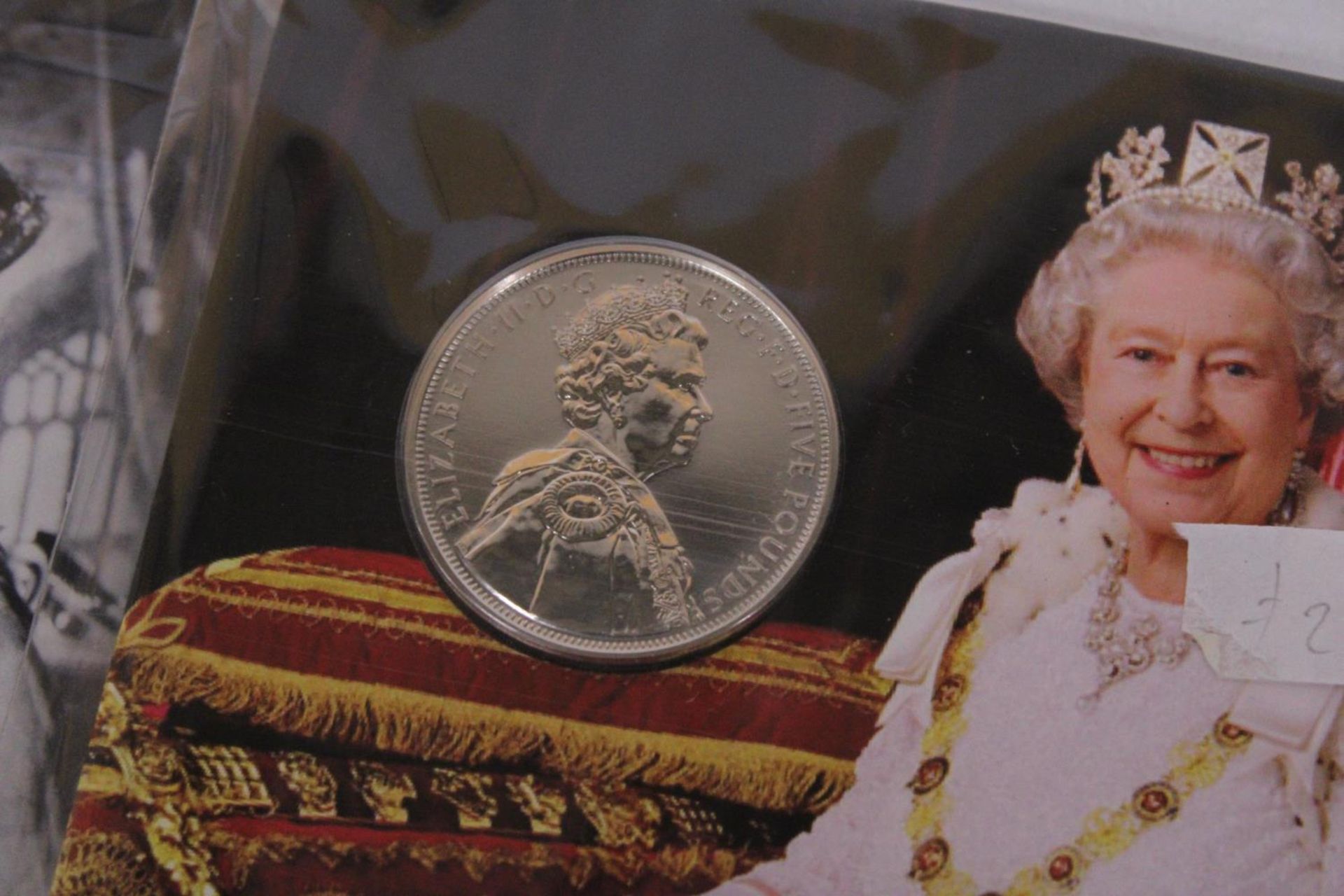 A COLLECTION OF COINS TO INCLUDE A QUEENS CORONATION 60TH ANNIVERSARY £5 COIN AND A 2012 DIAMOND - Bild 2 aus 5