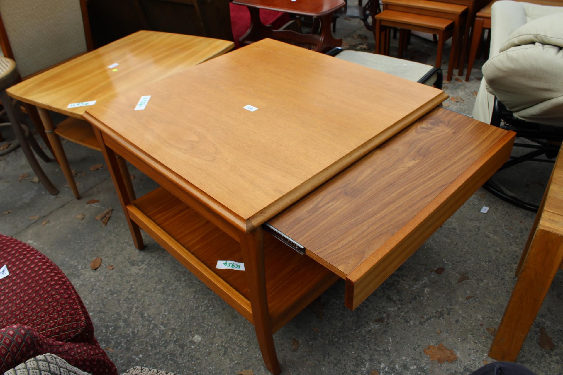 A RETRO TEAK TWO TIER COFFEE TABLE WITH PULL-OUT SLIDES, 29.5" SQUARE - Image 3 of 4