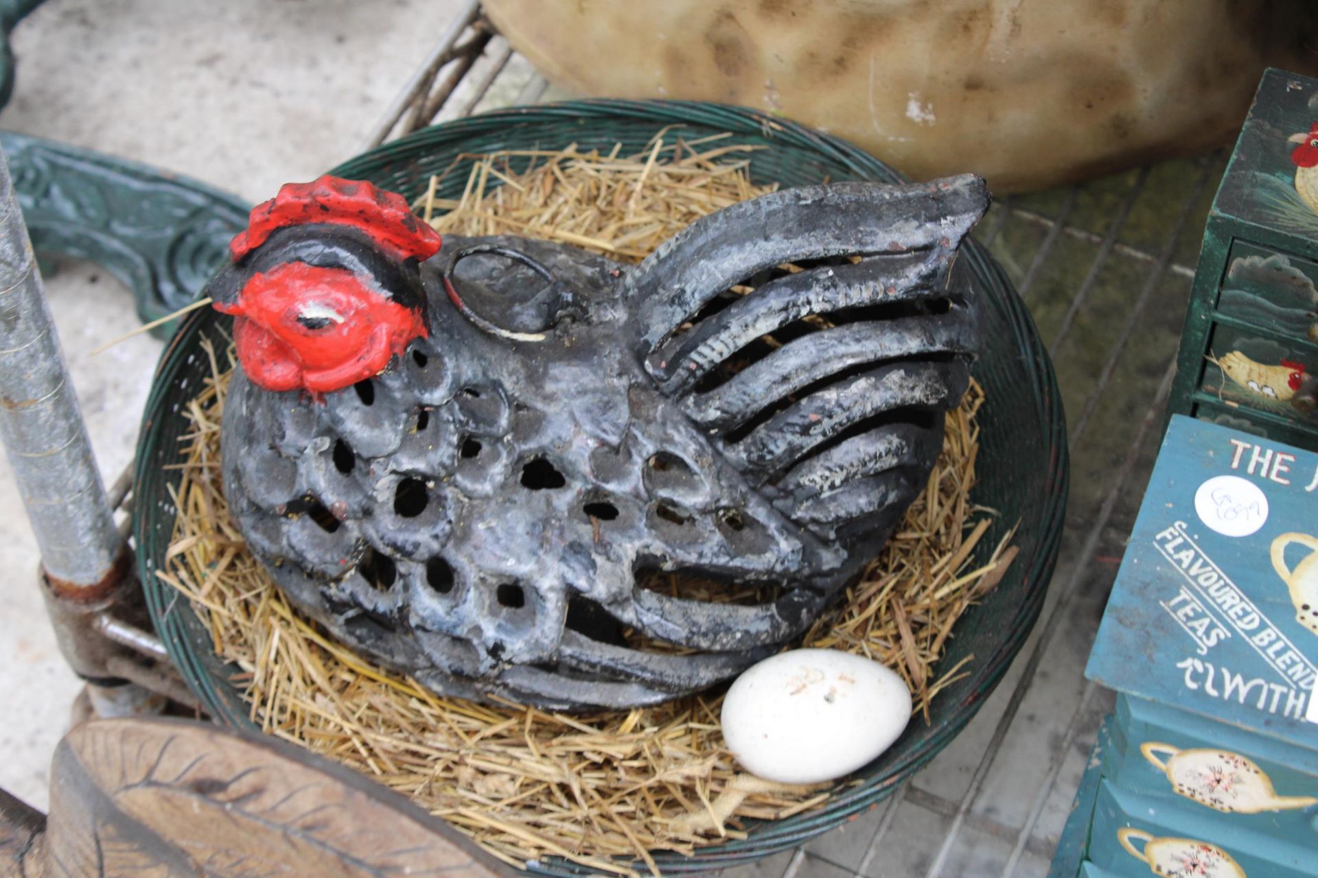 AN ASSORTMENT OF DECORATIVE ITEMS TO INCLUDE A PLASTIC POTATO SACK, A CAST IRON CHICKEN - Image 6 of 6