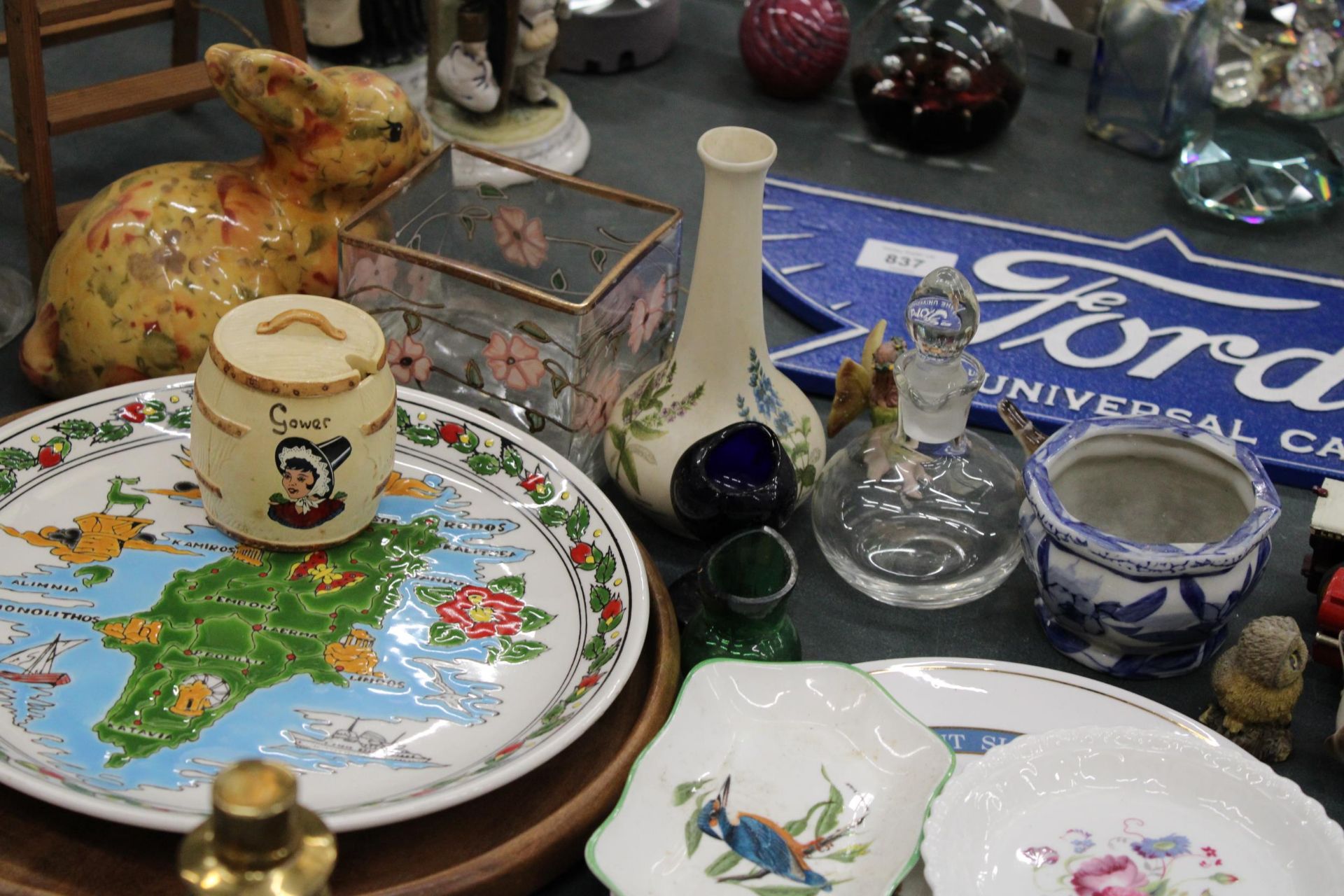 A MIXED LOT TO INCLUDE HORSE RACING MUGS, CABINET PLATES, PIN TRAYS, ANIMAL FIGURES, VICTORIAN EYE - Image 9 of 9