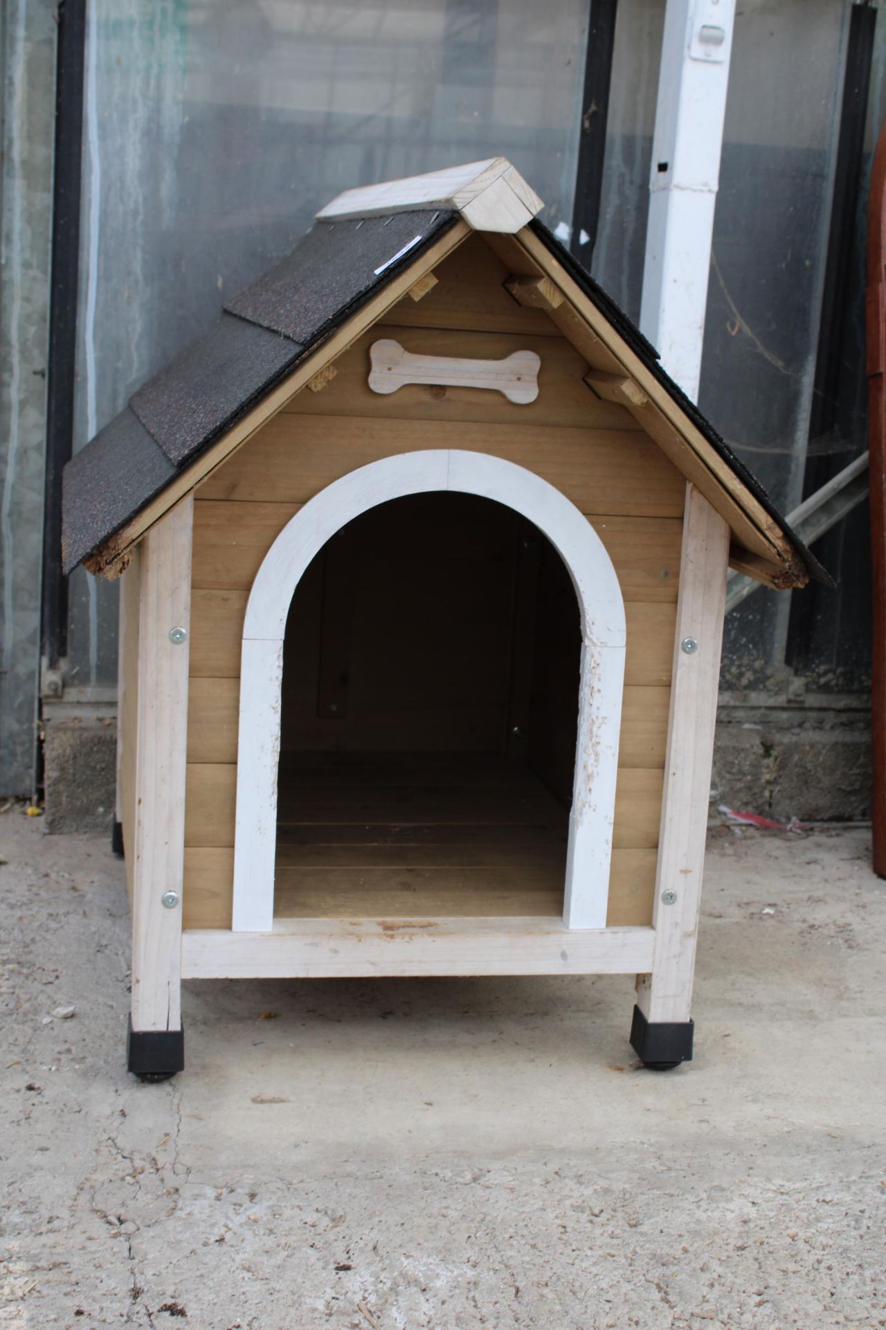 A SMALL WOODEN DOG KENNEL WITH FELT ROOF - Image 4 of 4