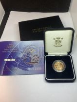 A 2003 GOLD PROOF SOVEREIGN QUEEN ELIZABETH II NO 09985 OF 15,000 IN A PRESENTATION BOX WITH