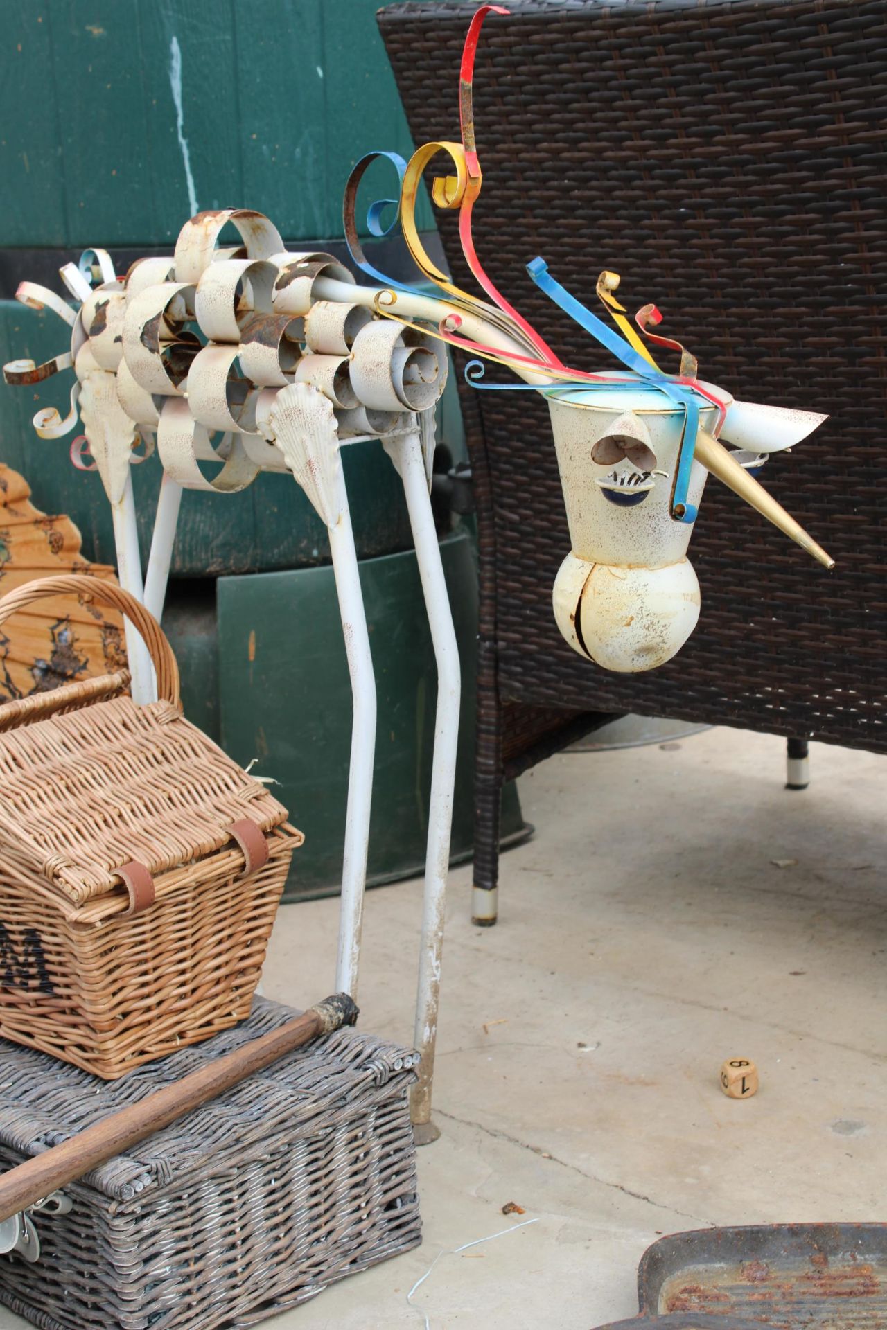 AN ASSORTMENT OF ITEMS TO INCLUDE WICKER BASKETS, A WALKING STICK AND A METAL FIGURE - Bild 2 aus 4