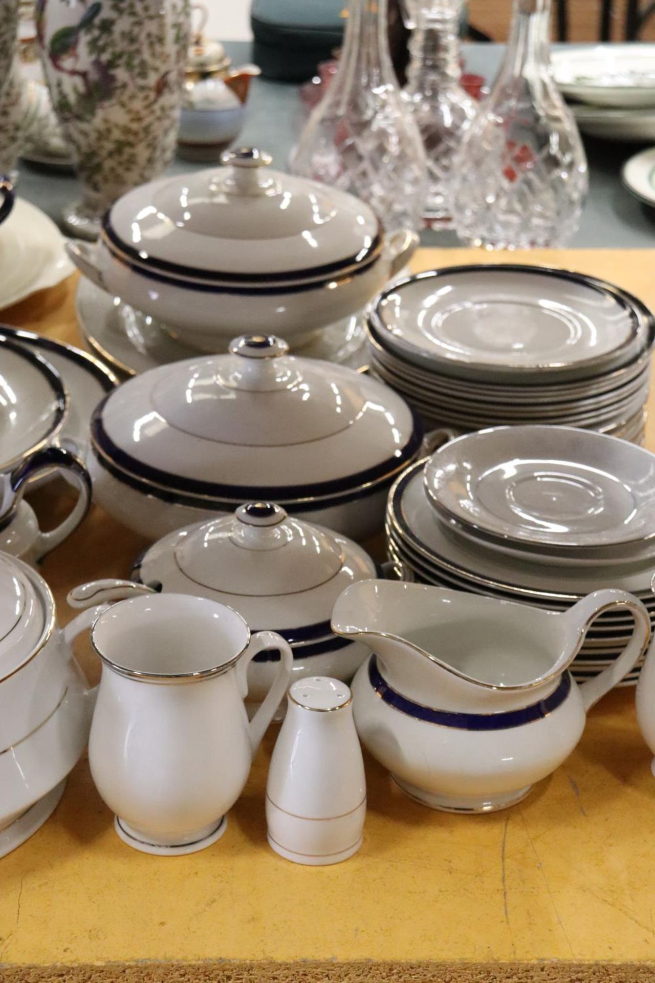 A ROYAL NORFOLK PART DINNER SERVICE TOGETHER WITH A FURTHER UNNAMED WHITE WITH NAVY TRIM DINNER - Image 4 of 7