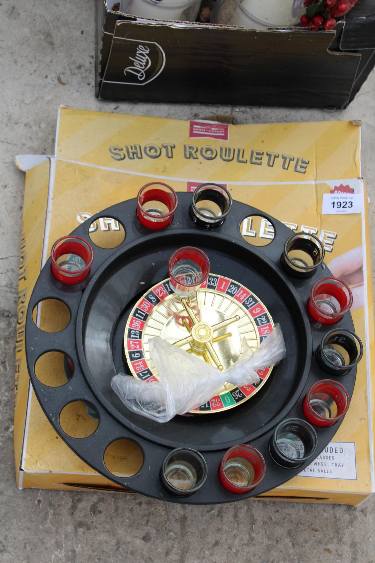 A SHOT ROULETTE GAME AND AN ASSORTMENT OF GLASS AND CERAMIC CANDLE HOLDERS ETC - Bild 2 aus 3