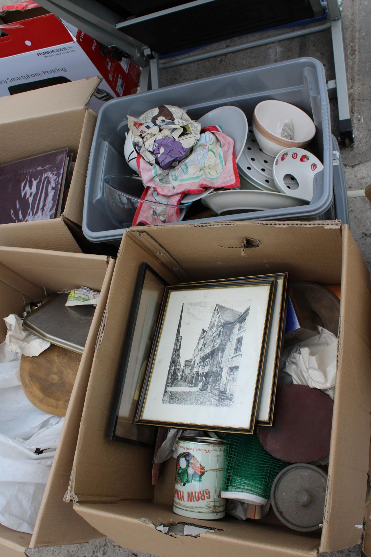 AN ASSORTMENT OF HOUSEHOLD CLEARANCE ITEMS - Image 2 of 5