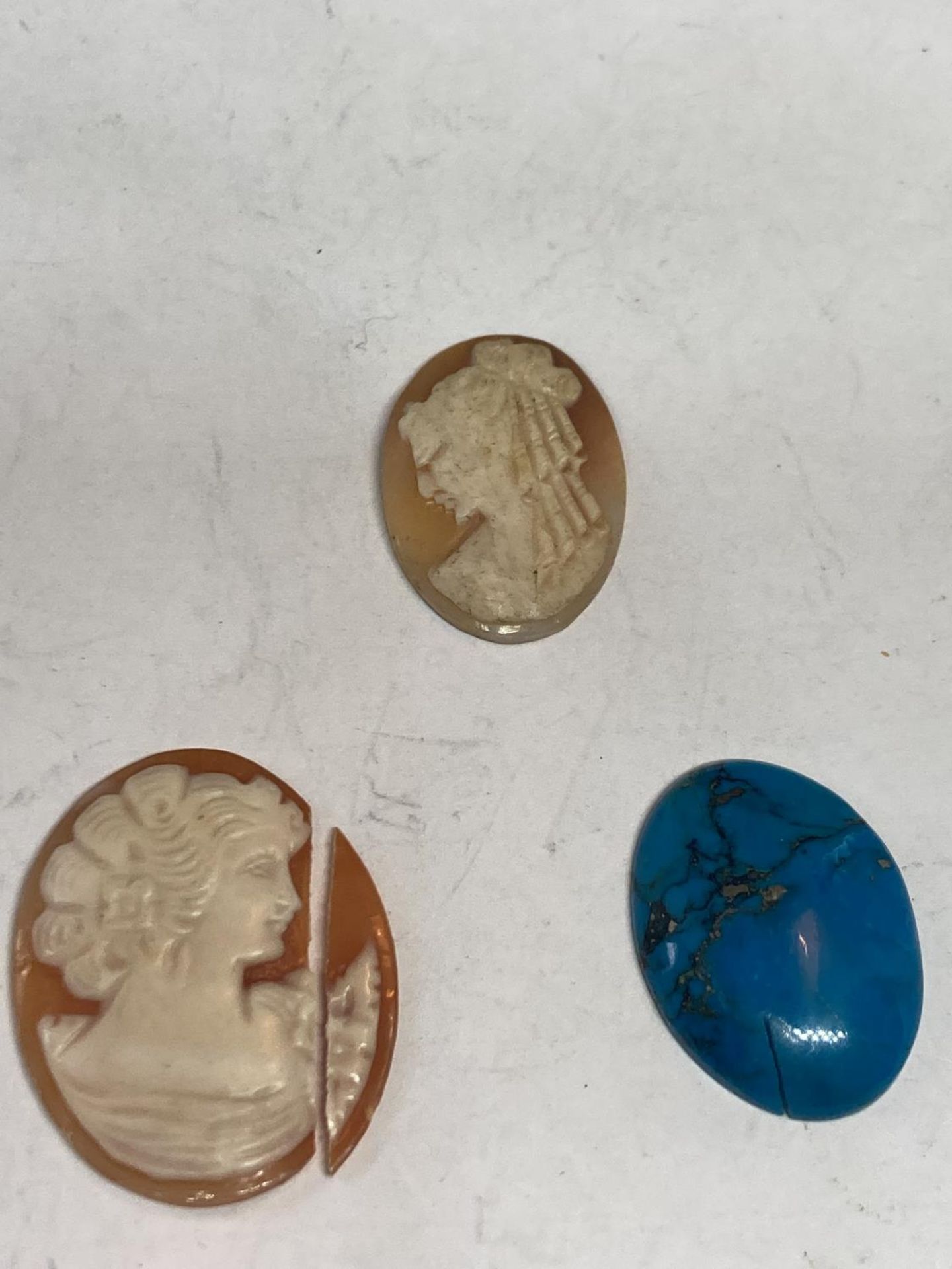 FOUR VARIOUS CAMEOS AND A BLUE STONE - Bild 2 aus 3