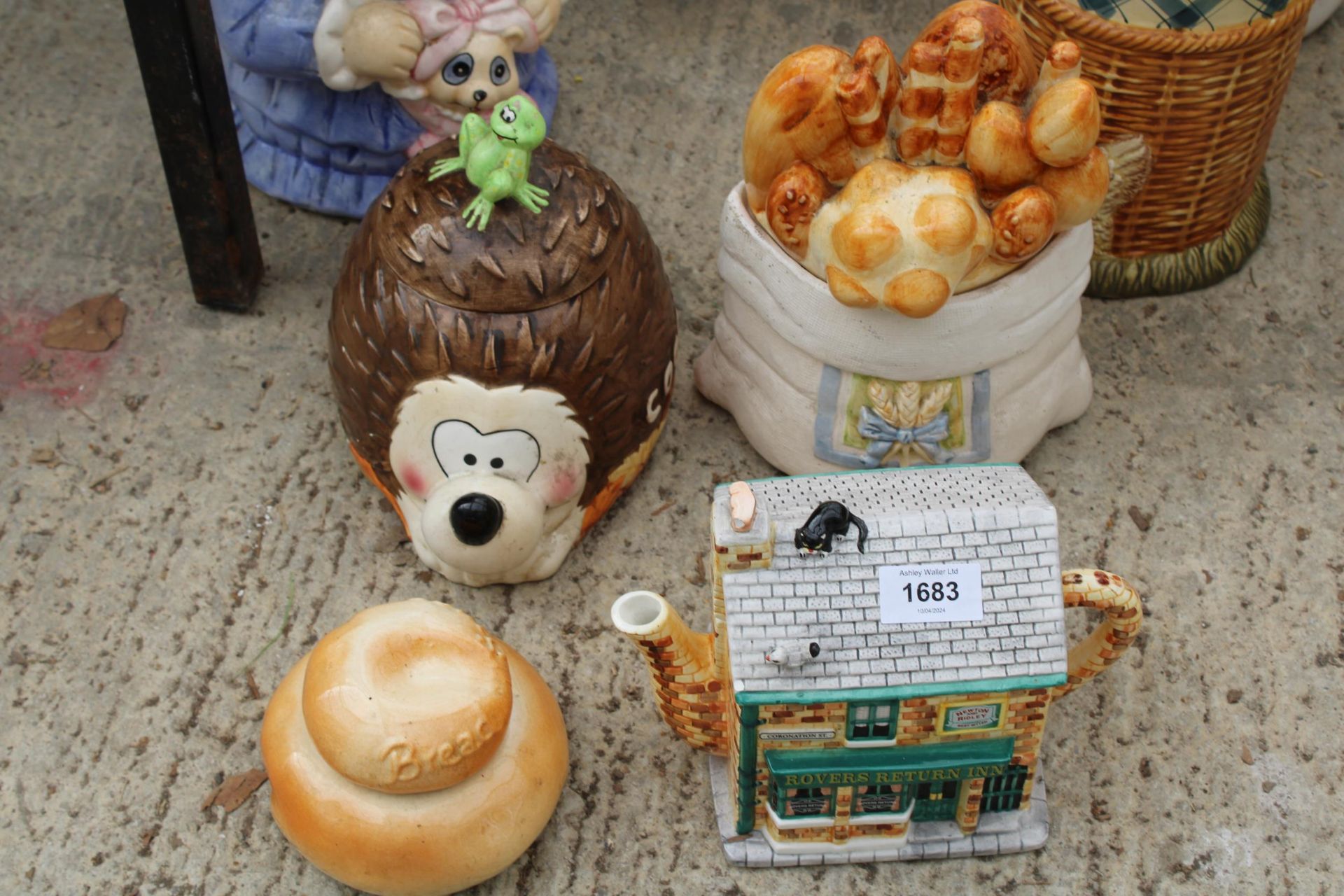 AN ASSORTMENT OF NOVELTY CERAMIC TEAPOTS AND BISCUIT BARRELS - Bild 3 aus 4