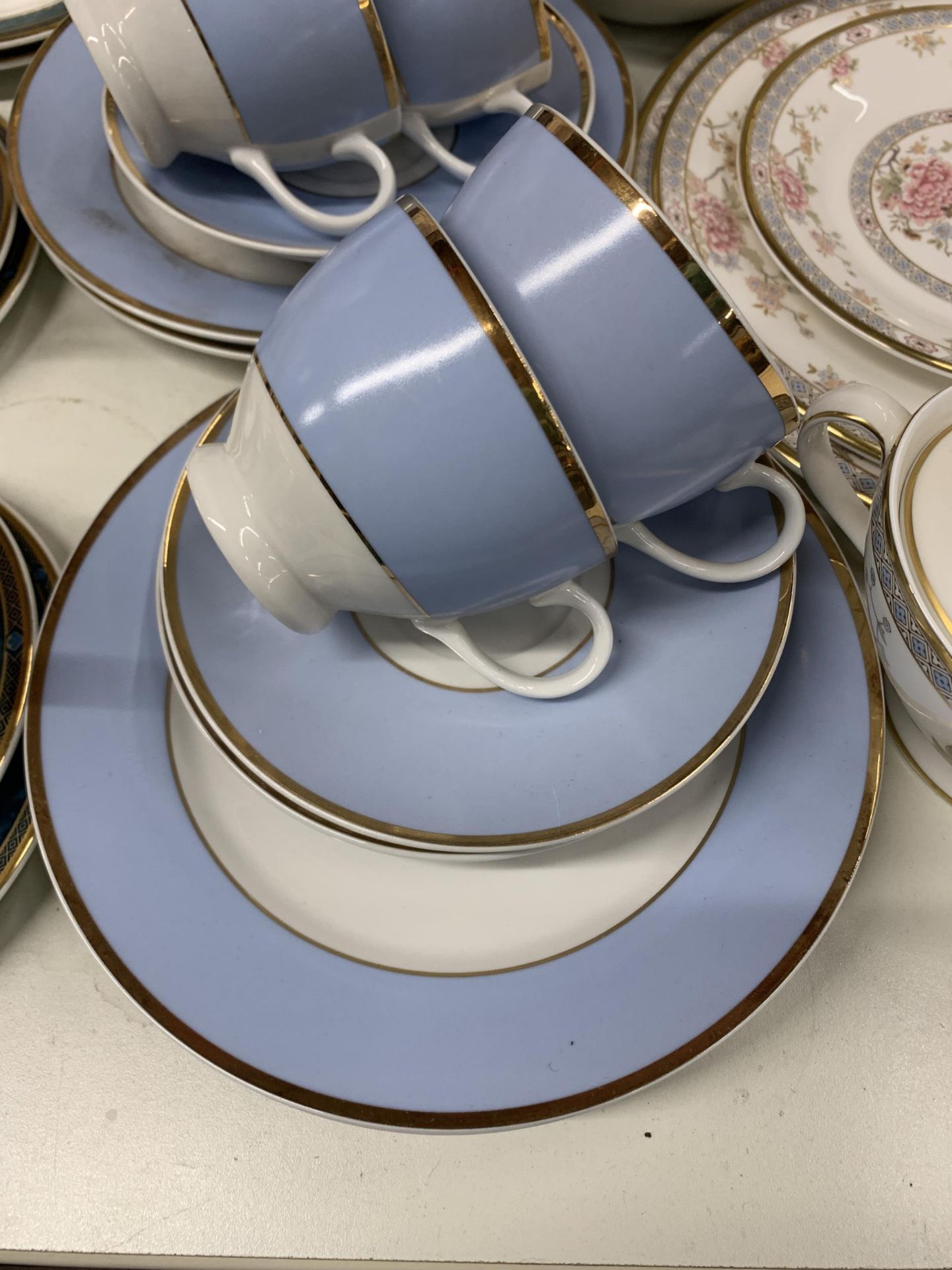 A QUANTITY OF ROYAL DOULTON TEAWARE TO INCLUDE 'CANTON', PLATES, A LARGE BOWL, PLANTER LIDDED - Image 4 of 7