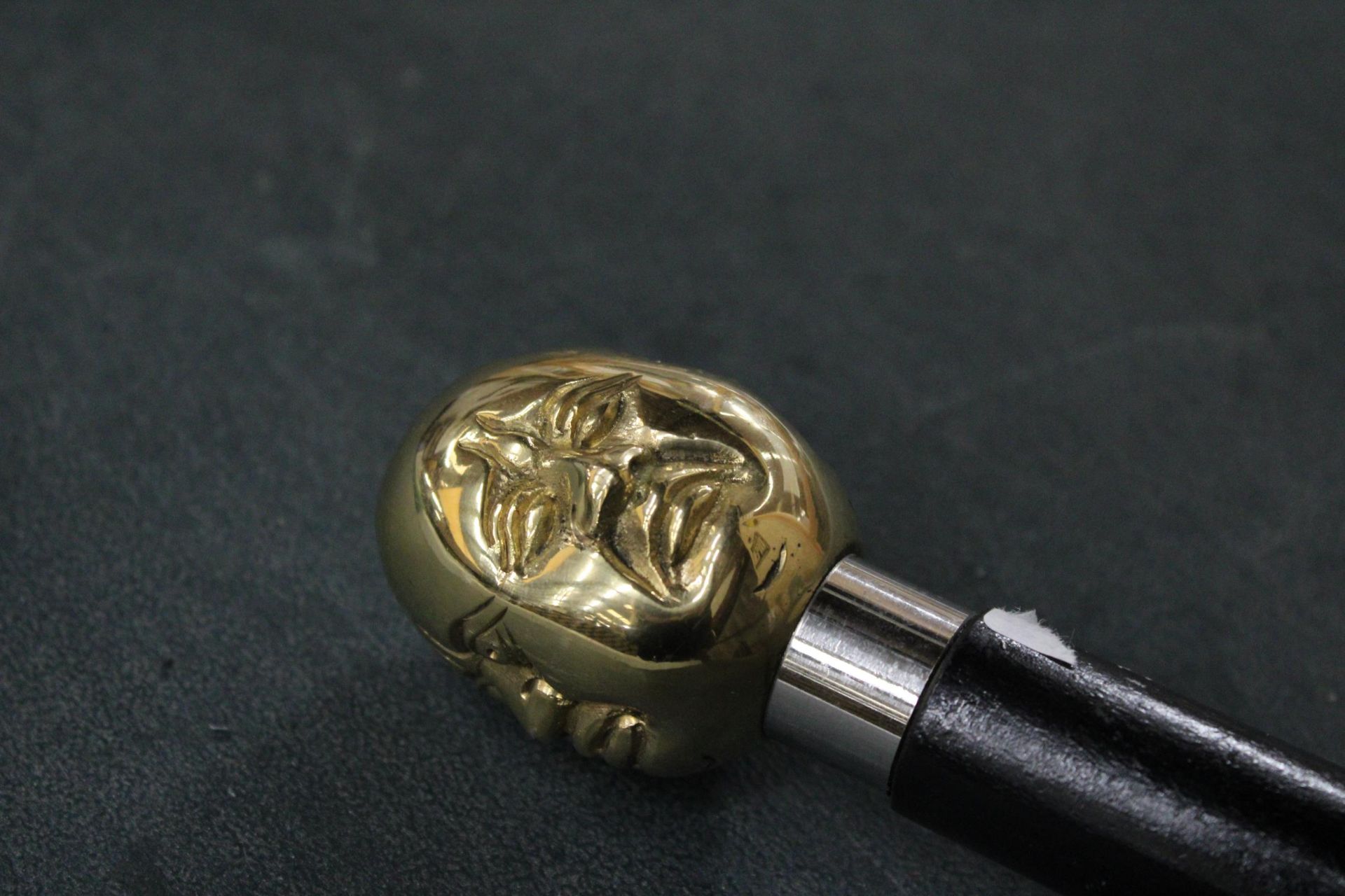 A BRASS FOUR FACED BUDDHA HANDLE WALKING STICK - Image 3 of 6