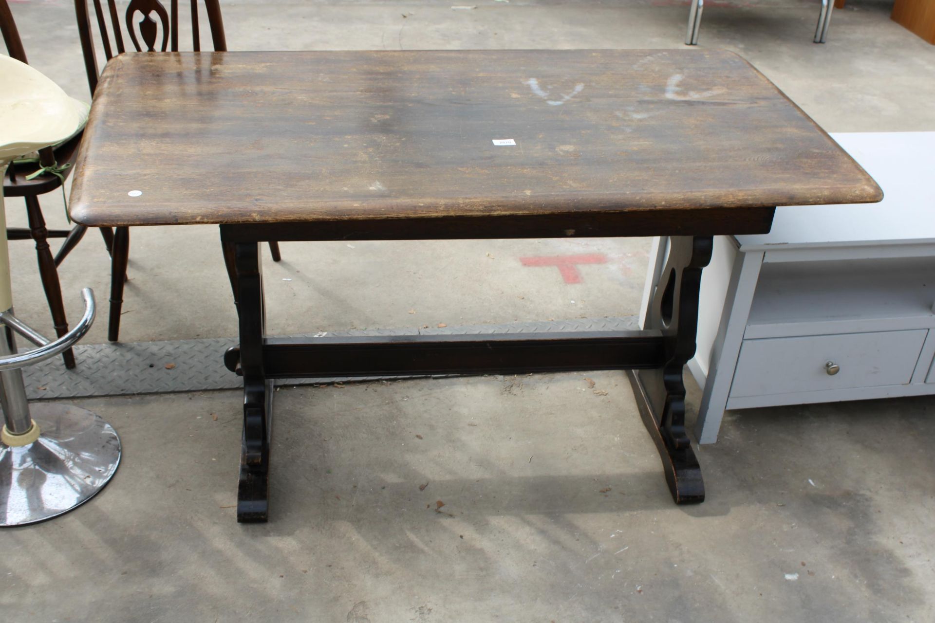 AN OAK REFECTORY STYLE DINING TABLE, 54" X 28"