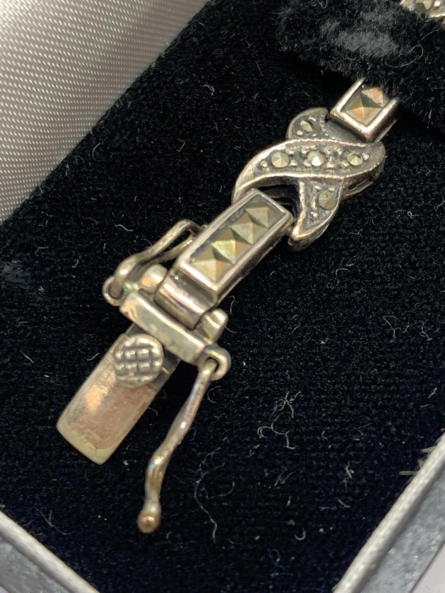 A SILVER DECO NECKLACE IN A PRESENTATION BOX - Image 3 of 3