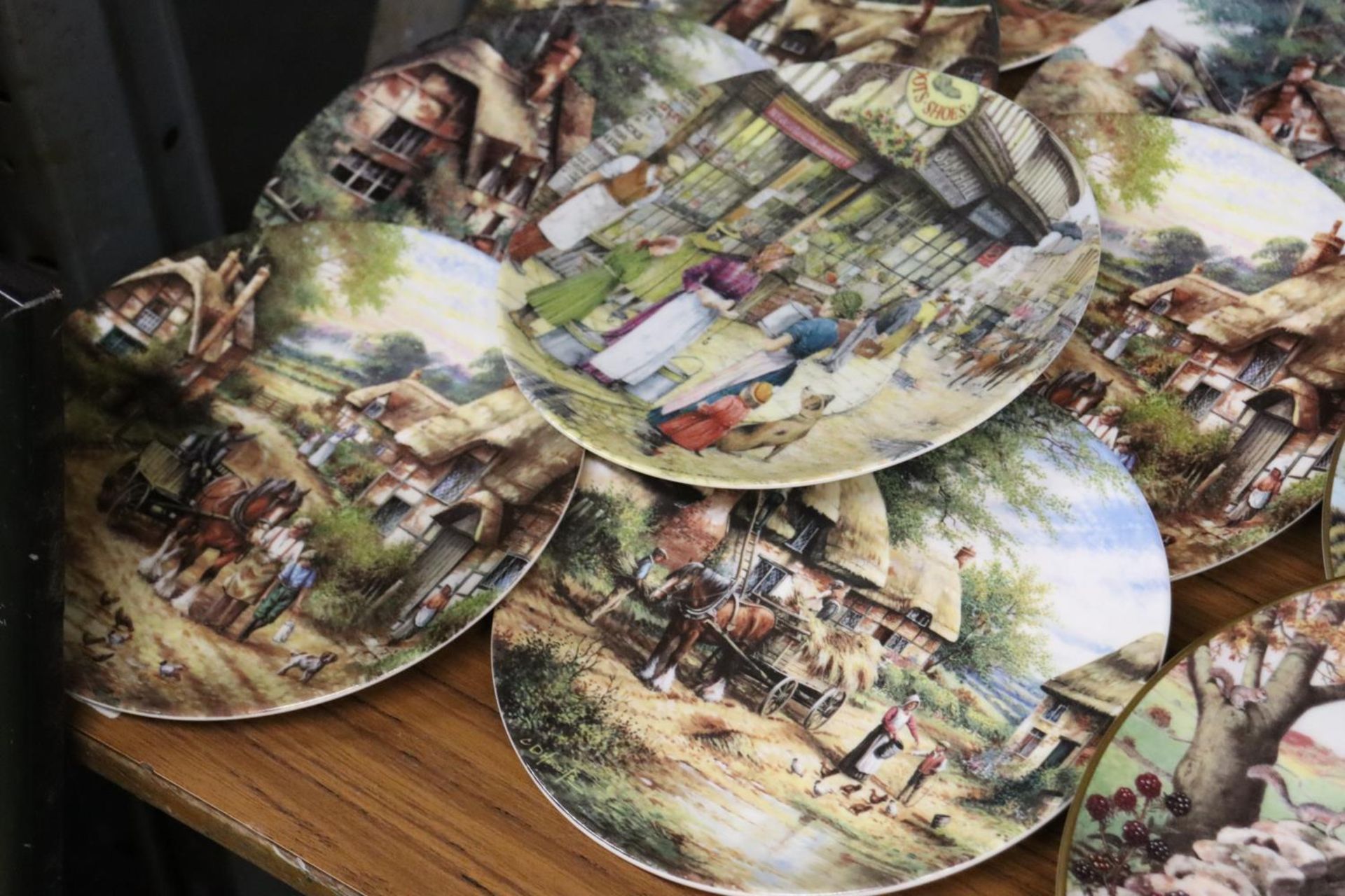 A LARGE COLLECTION OF CABINET PLATES - Image 2 of 6