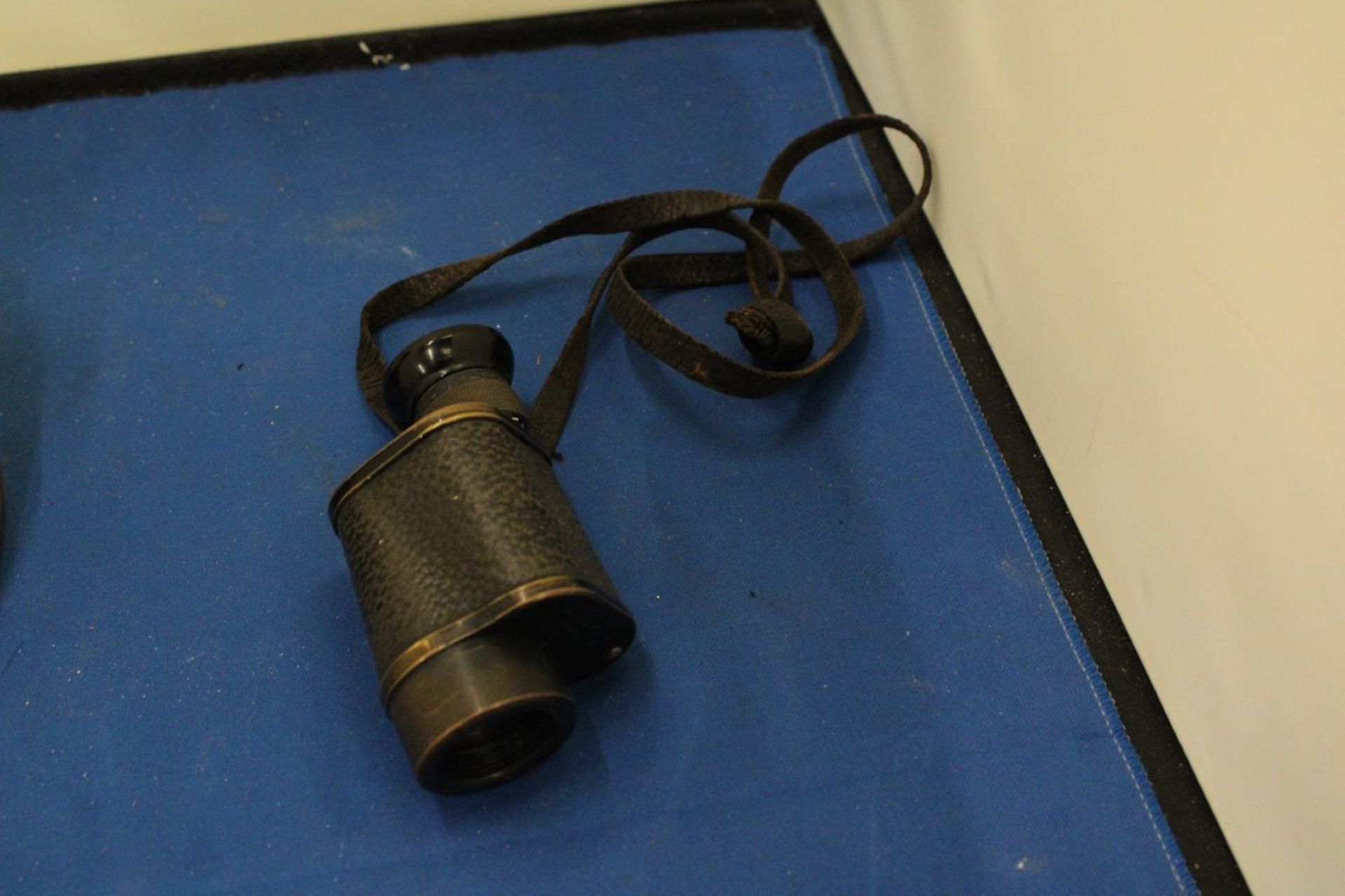 TWO VINTAGE ITEMS TO INCLUDE A MONOCULAR AND A HORSES HOOF - Image 4 of 7