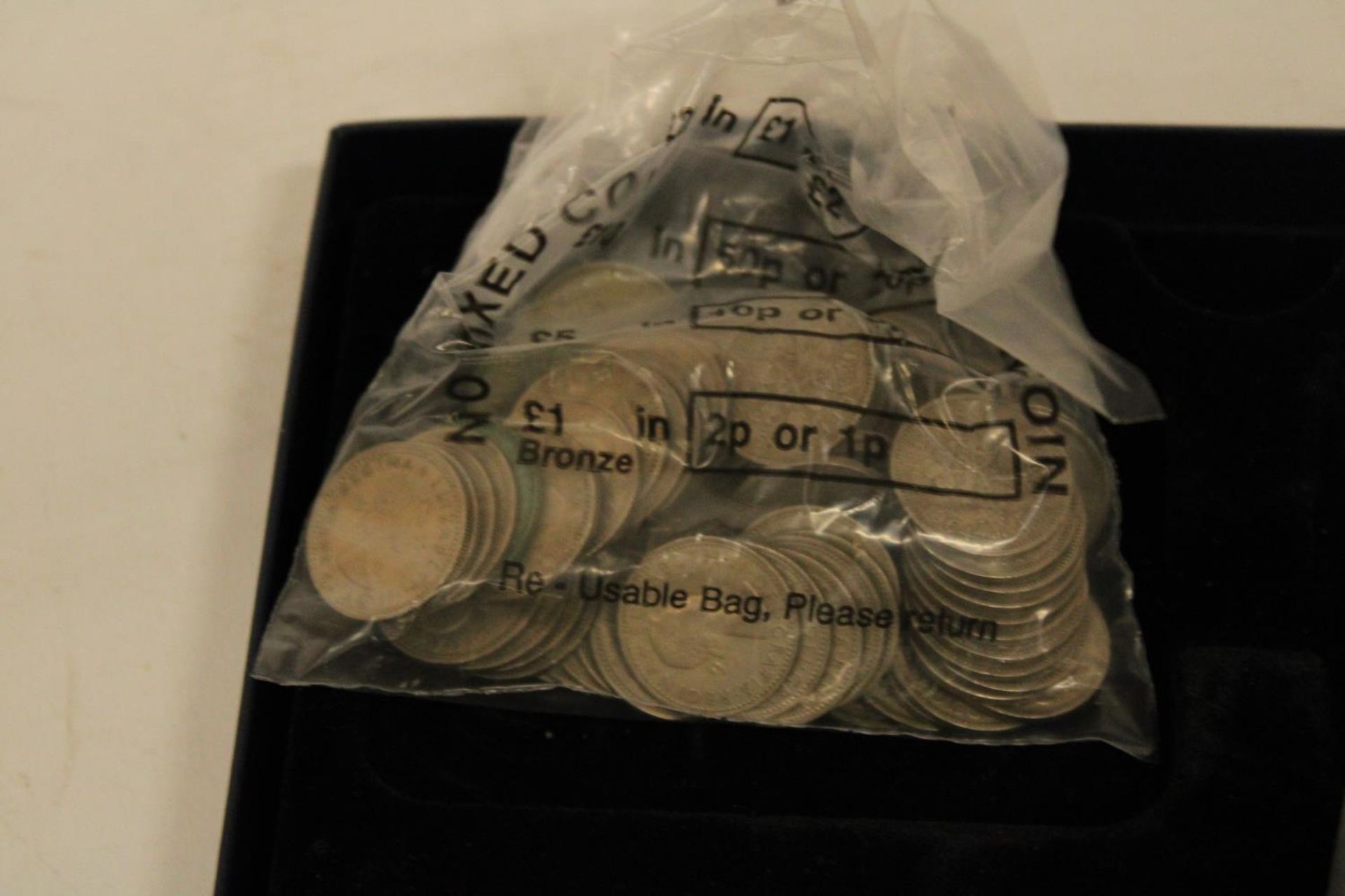 A BOX CONTAINING OLD COINS TO IMCLIDE ONE PENNY PIECES, THREEPENCE, ETC., WITH ISLE OF MAN AND - Image 6 of 7
