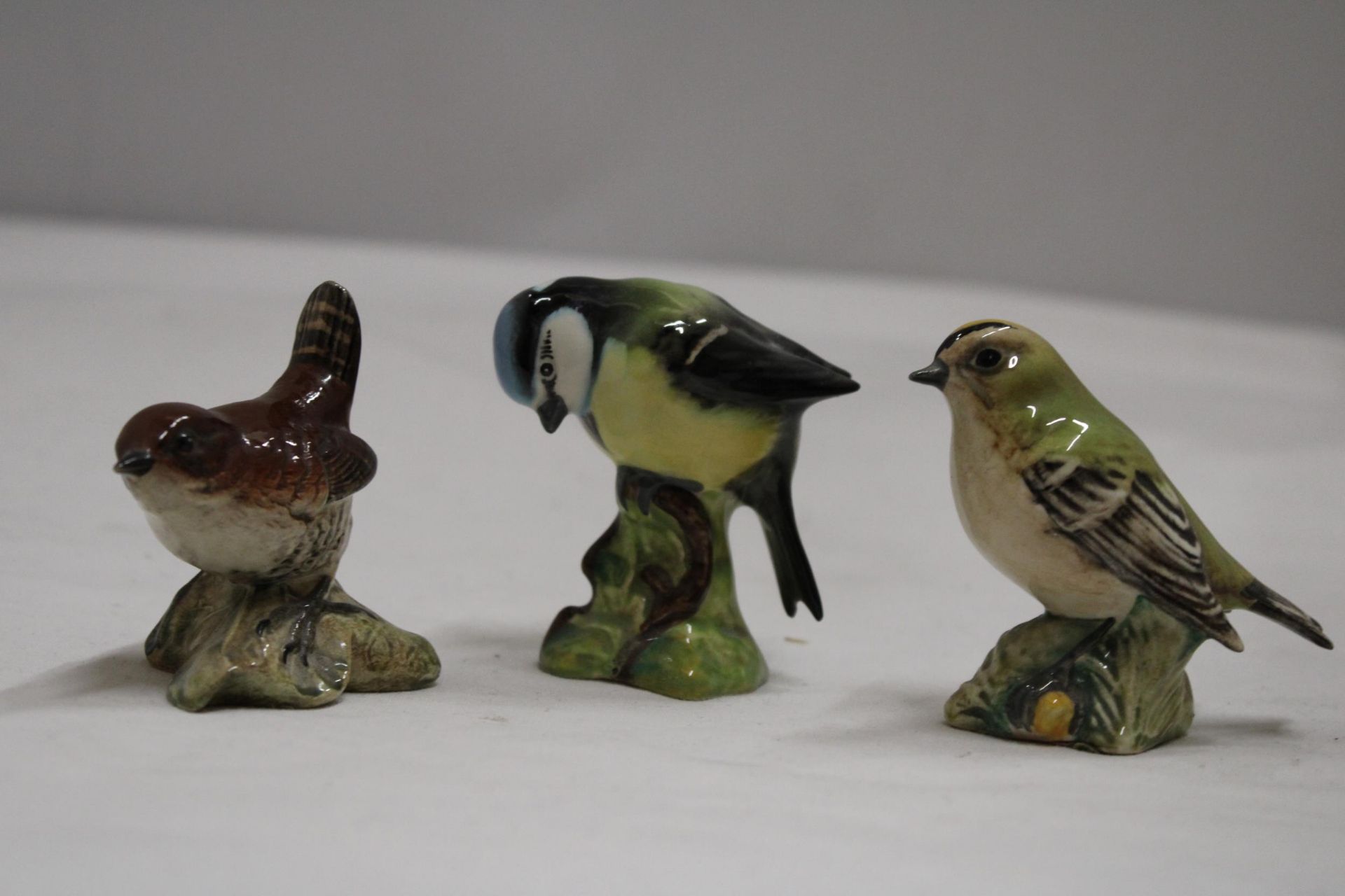 THREE BESWICK BIRDS TO INCLUDE A BLUE TIT, WREN AND GOLD CREST - Image 2 of 7