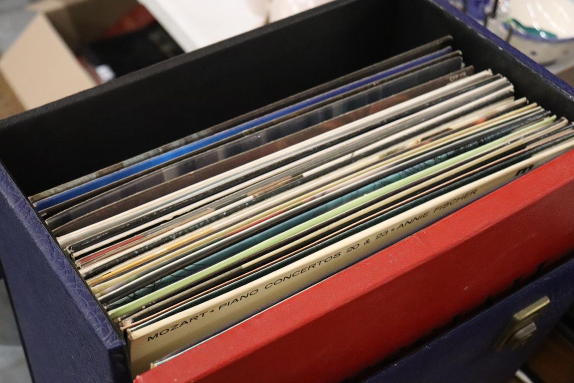 A COLLECTION OF VINTAGE CLASSICAL 33RPM VINYL RECORDS, IN A RECORD CASE - Image 3 of 6