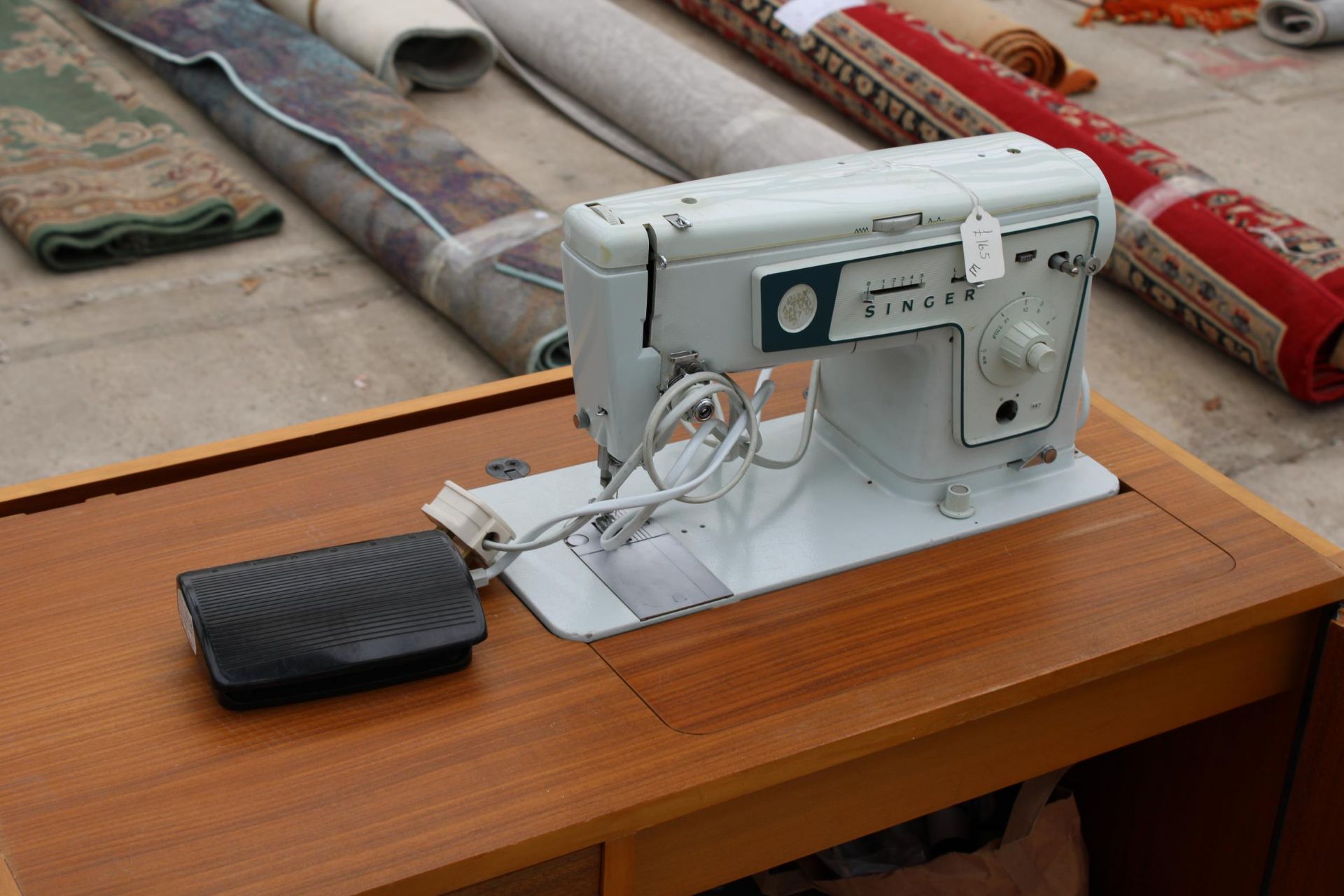 A RETRO TEAK SEWING CABINET WITH ELECTRIC SINGER SEWING MACHINE AND ACCESSORIES - Image 2 of 5