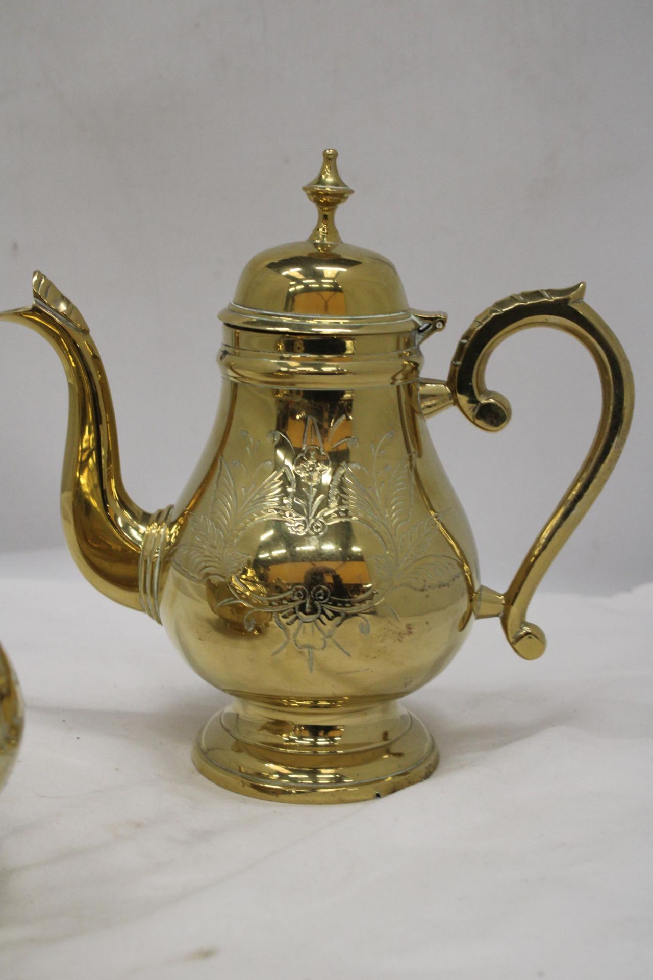 A SILVER PLATED TEA POT AND COFFEE POT - Image 3 of 6