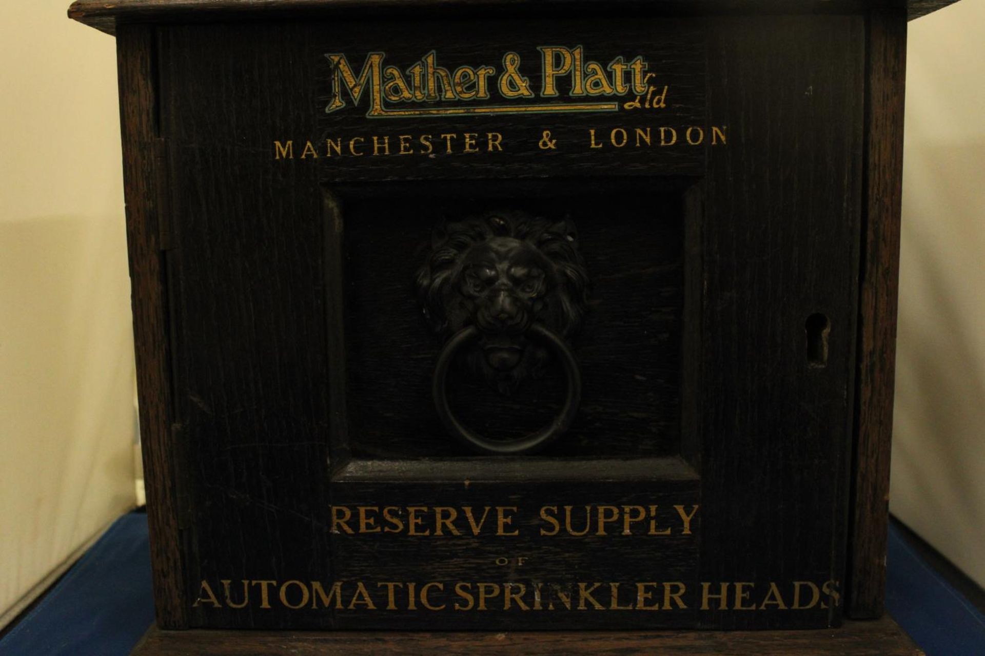 A VINTAGE MATHER AND PLATT MANCHESTER AND LONDON STORAGE BOX FOR RESERVE SUPPLY OF AUTOMATIC - Image 2 of 4