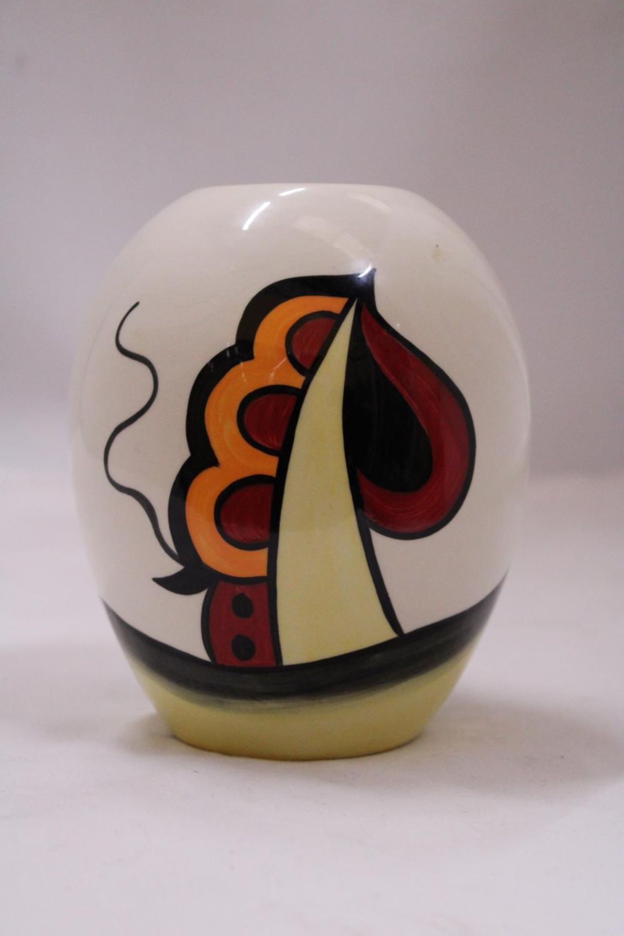 A HAND PAINTED LORNA BAILEY "RAVENSDALE" VASE - Image 3 of 4