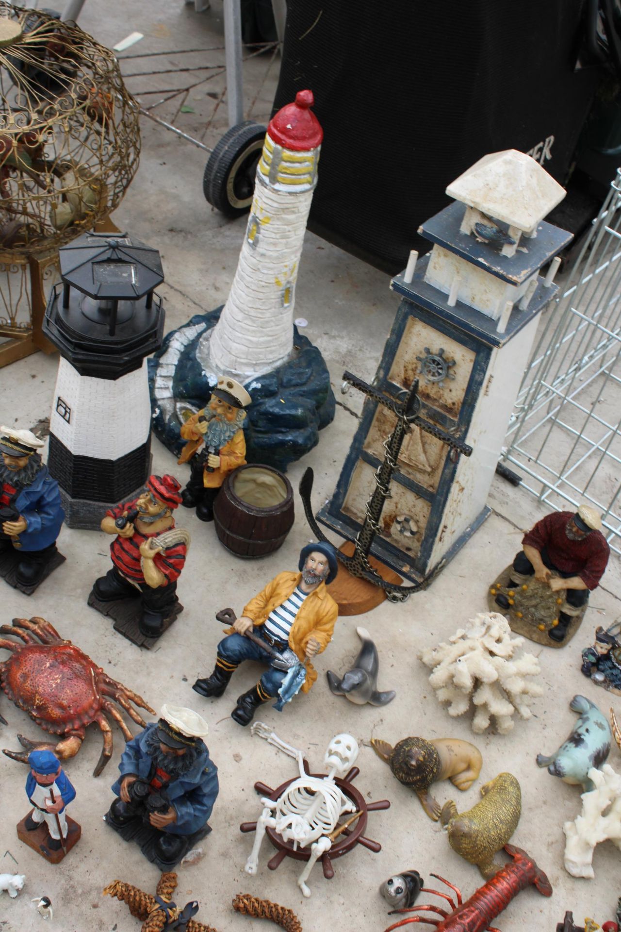 AN ASSORTMENT OF NAUTICAL RELATED ITEMS TO INCLUDE LIGHT HOUSES, SAILOR FIGURES AND ANIMALS ETC - Image 2 of 8