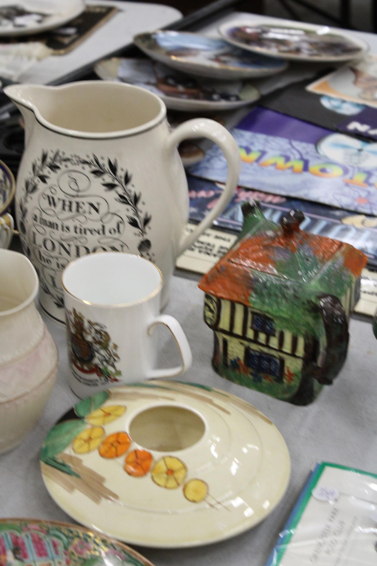 A LARGE QUANTITY OF CERAMIC ITEMS TO INCLUDE A WEDGWOOD 'THE LONDON JUG', NORITAKE AND MALING BOWLS, - Image 6 of 6