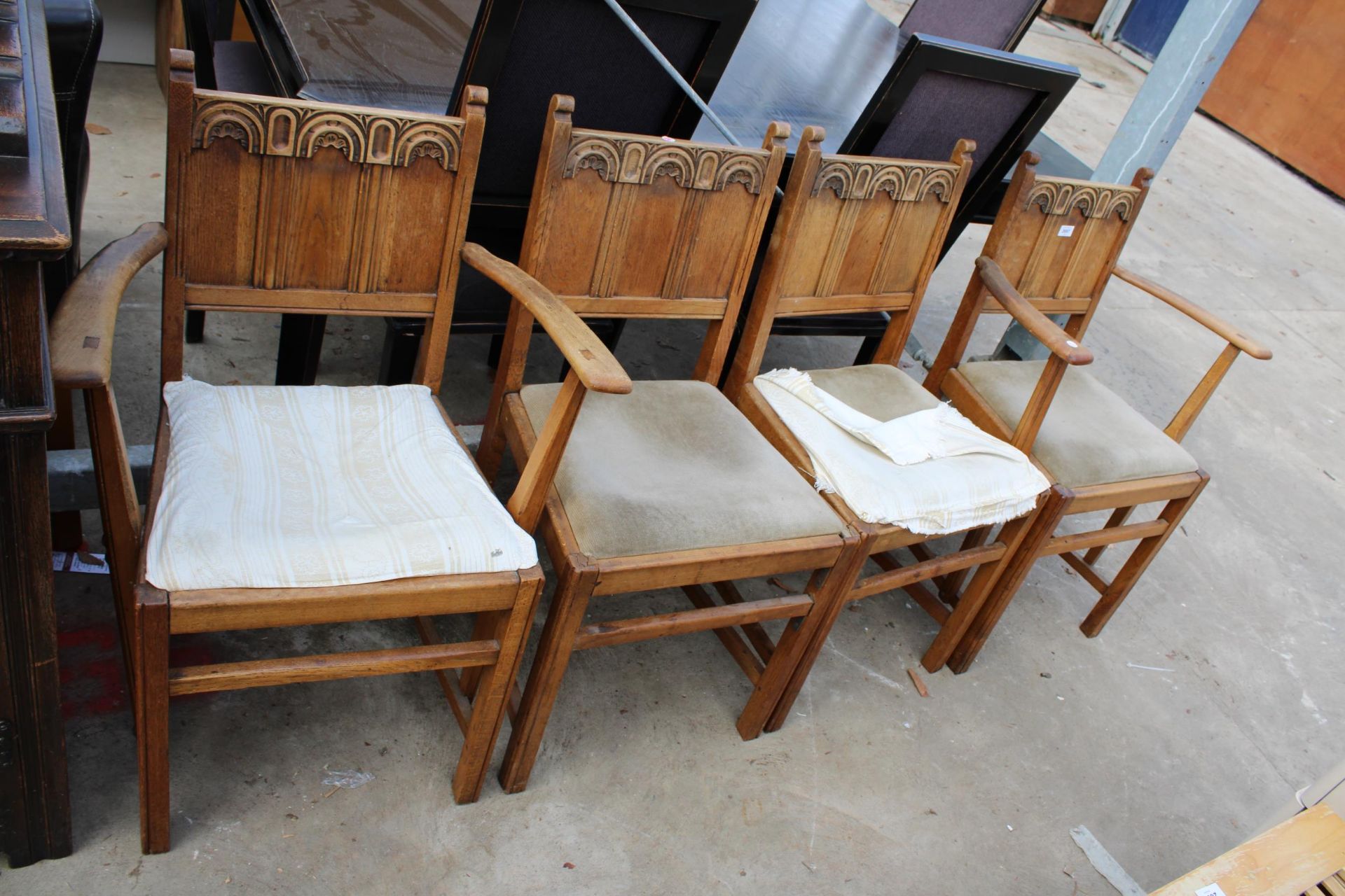 FOUR JAMES PHILLIPS AND SON OAK ARTS AND CRAFTS STYLE CHAIRS TWO BEING CARVERS - Bild 4 aus 5