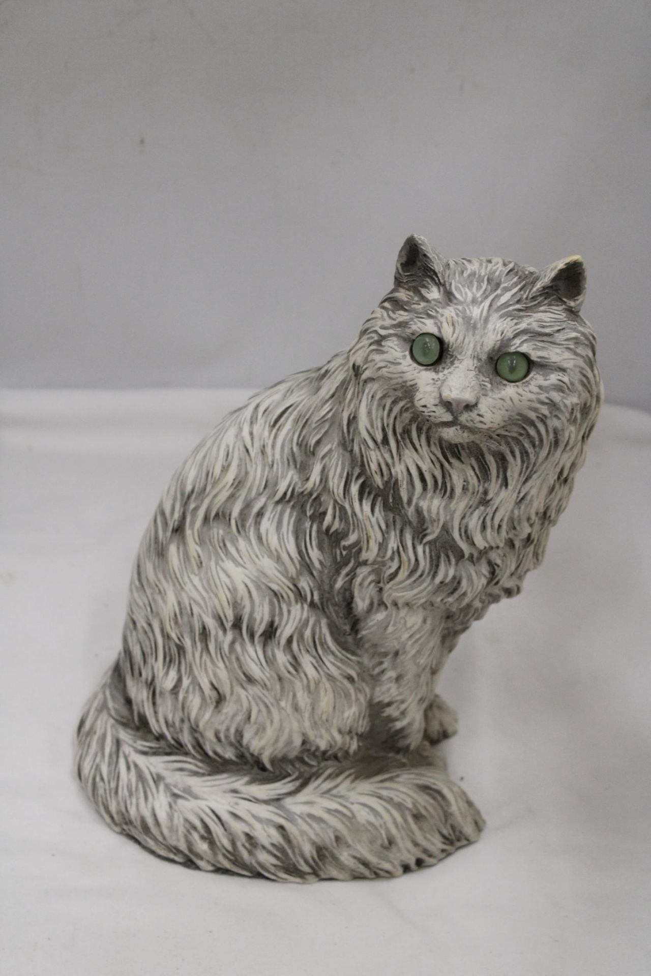 A LARGE VINTAGE WHITE CAT, HEIGHT 28CM