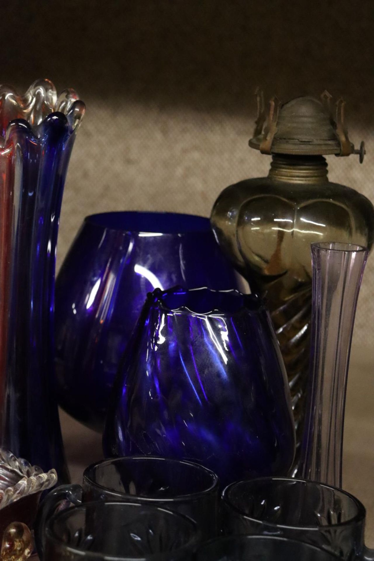 A QUANTITY OF COLOURED GLASSWARE TO INCLUDE A VINTAGE CRANBERRY BOWL WITH PONTIL MARK, PLUS VASES, - Bild 4 aus 4
