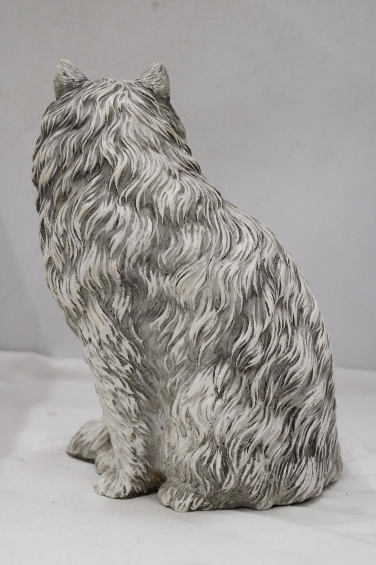 A LARGE VINTAGE WHITE CAT, HEIGHT 28CM - Image 4 of 5