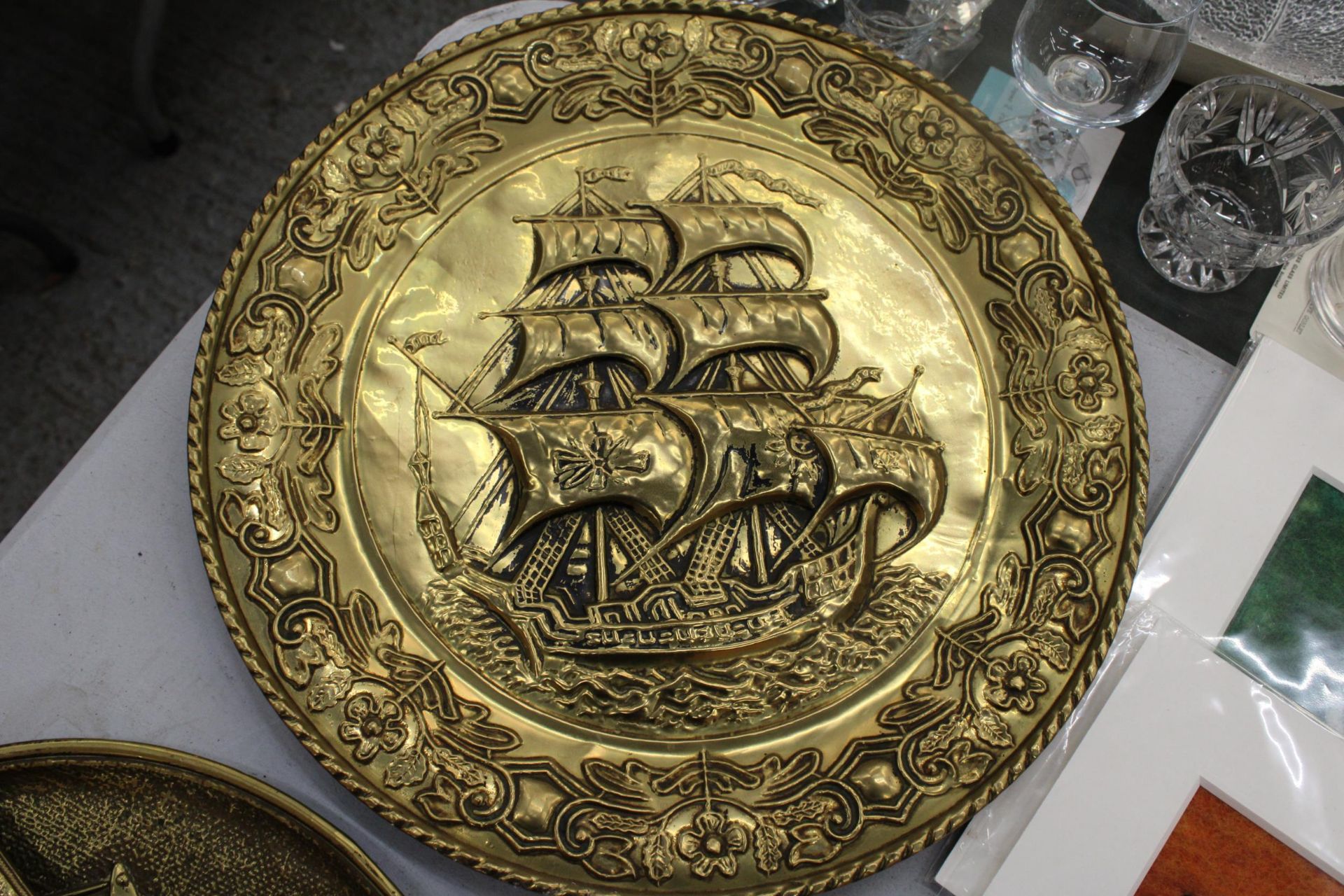 TWO LARGE BRASS VINTAGE WALL PLAQUES WITH SHIP DECORATION, DIAMETER 36CM PLUS A RECTANGULAR WALL - Image 4 of 6