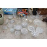 AN ASSORTMENT OF GLASS WARE TO INCLUDE BOWLS AND VASES ETC