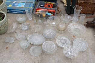 AN ASSORTMENT OF GLASS WARE TO INCLUDE BOWLS AND VASES ETC