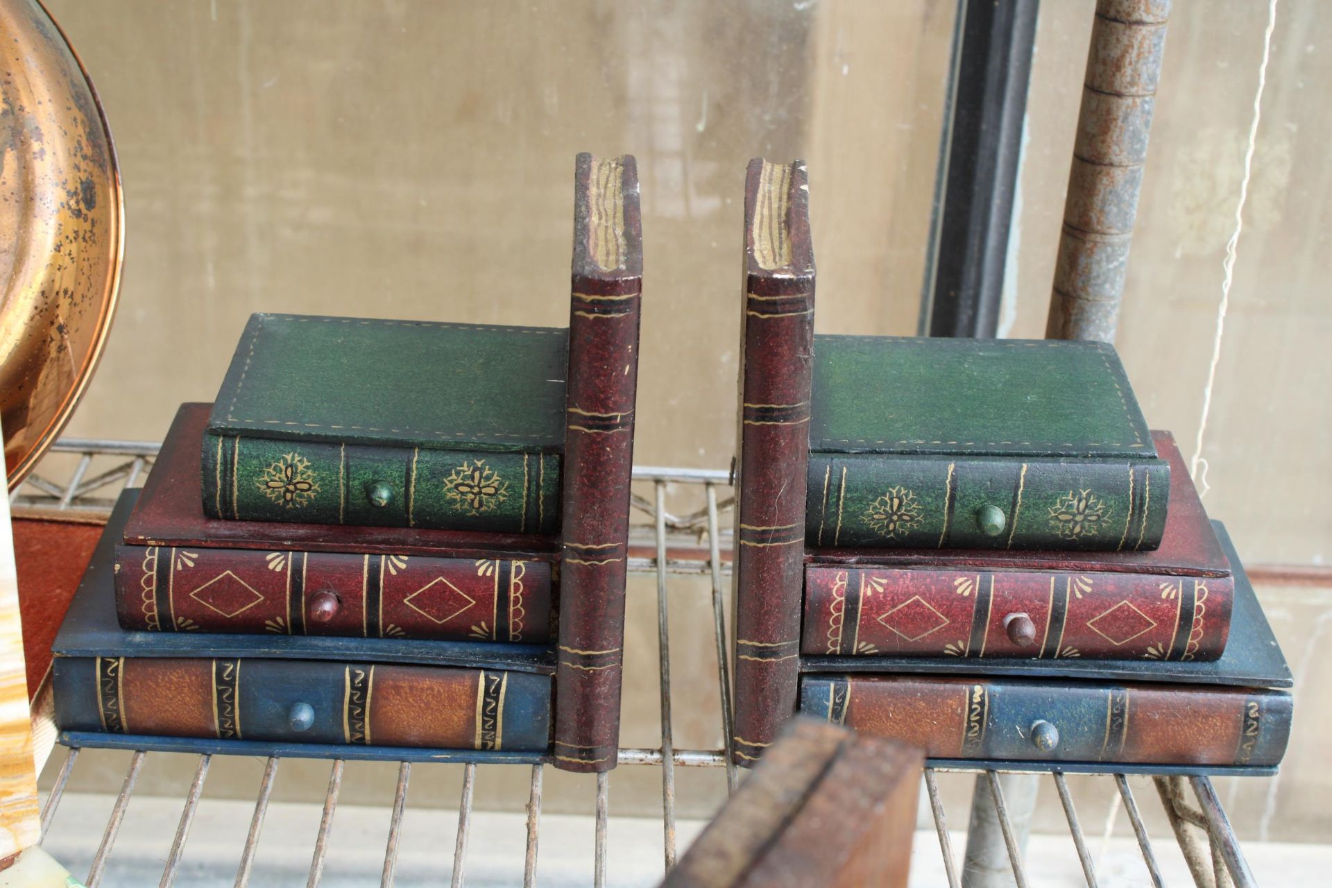 THREE PAIRS OF BOOK ENDS TO INCLUDE A PAIR OF MARBLE HORSES HEADS AND A PAIR OF DUCKS ETC - Image 2 of 4