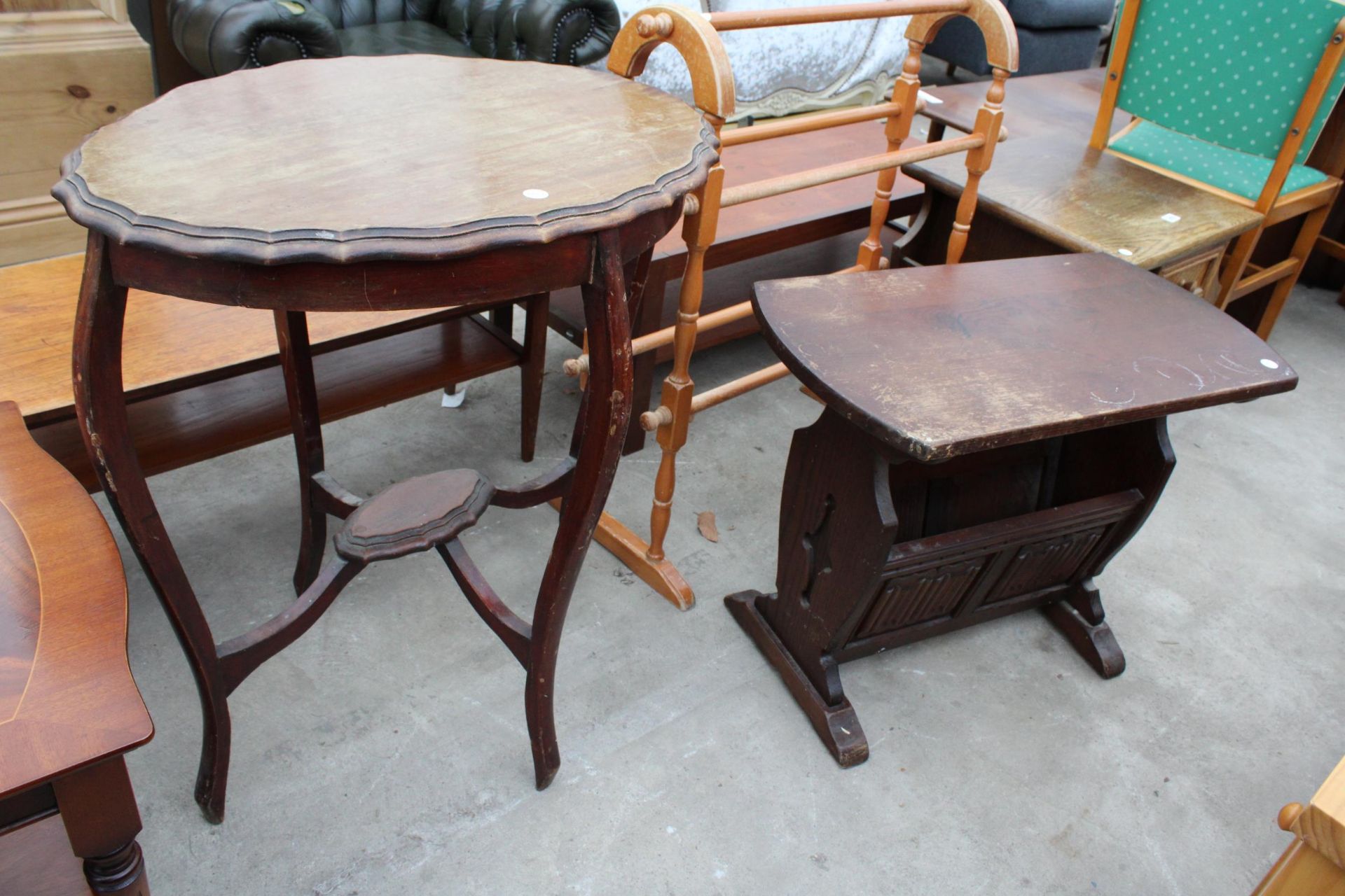 AN OAK LINENFOLD TABLE/MAGAZINE RACK, FIVE BAR TOWEL RAIL, EDWARDIAN CENTRE TABLE AND FURTHER OAK - Bild 2 aus 4