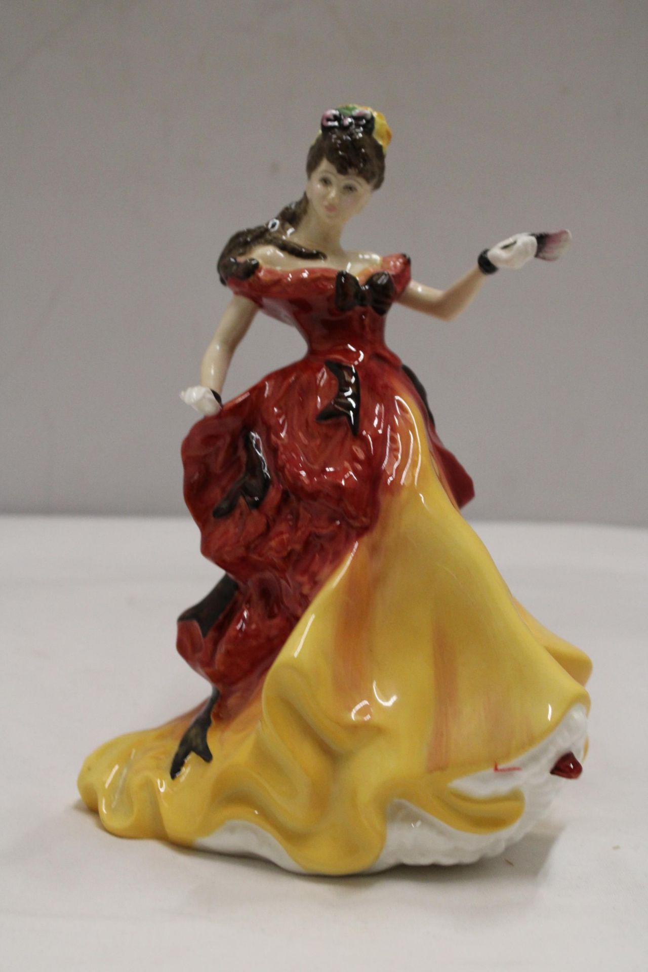 A ROYAL DOULTON FIGURE OF THE YEAR 1996 "BELLE" IN ORIGINAL BOX AND WITH CERTIFICATE OF AUTHENTICITY - Image 2 of 6