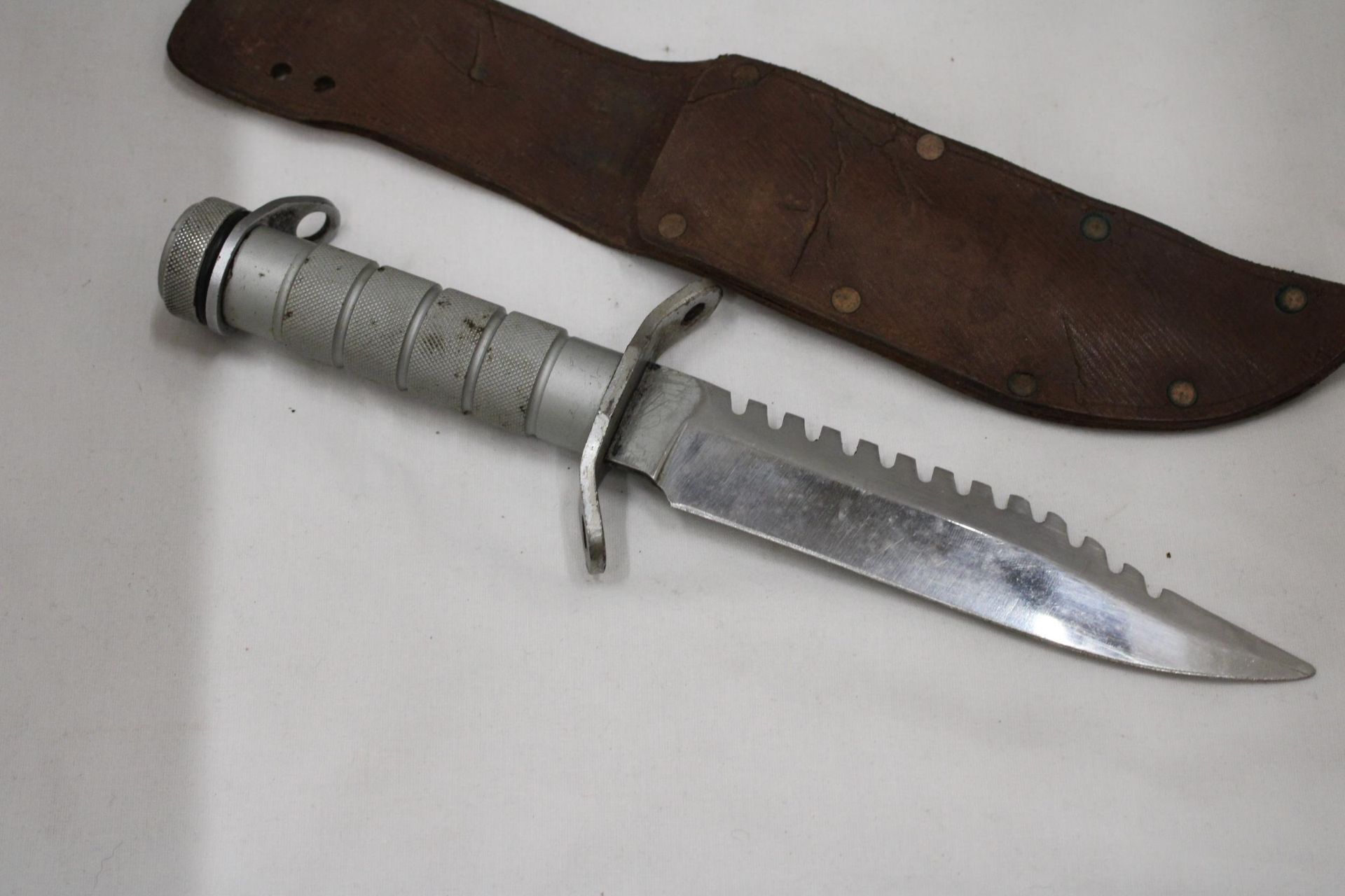A RAMBO KNIFE IN A LEATHER SHEATH - Image 2 of 5