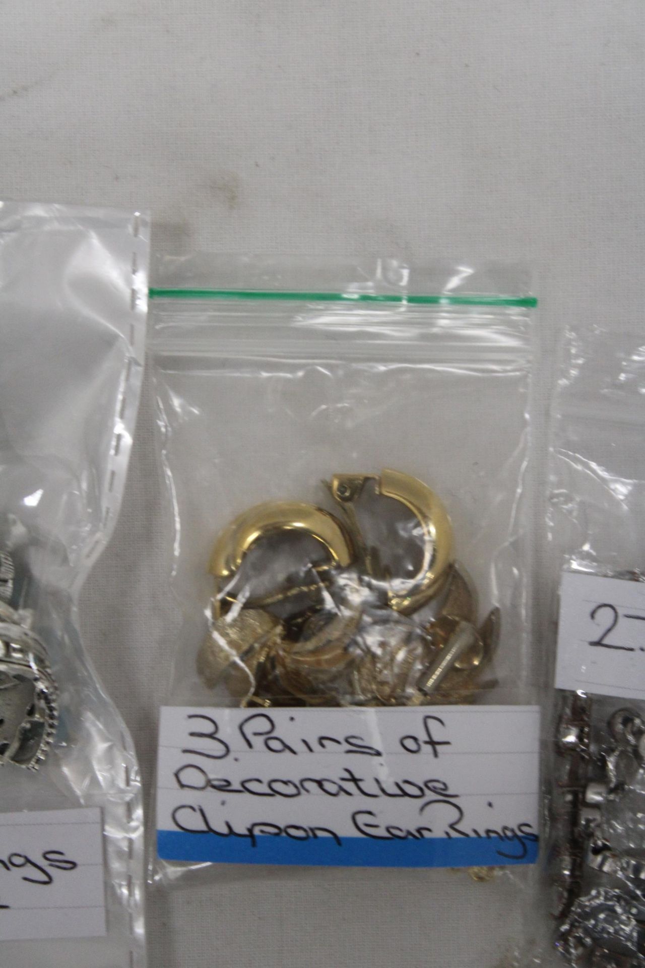 A QUANTITY OF COSTUME JEWELLERY TO INCLUDE TURQUOISE RINGS, CLIP ON EARRINGS AND TENNIS BRACELETS - Image 4 of 5