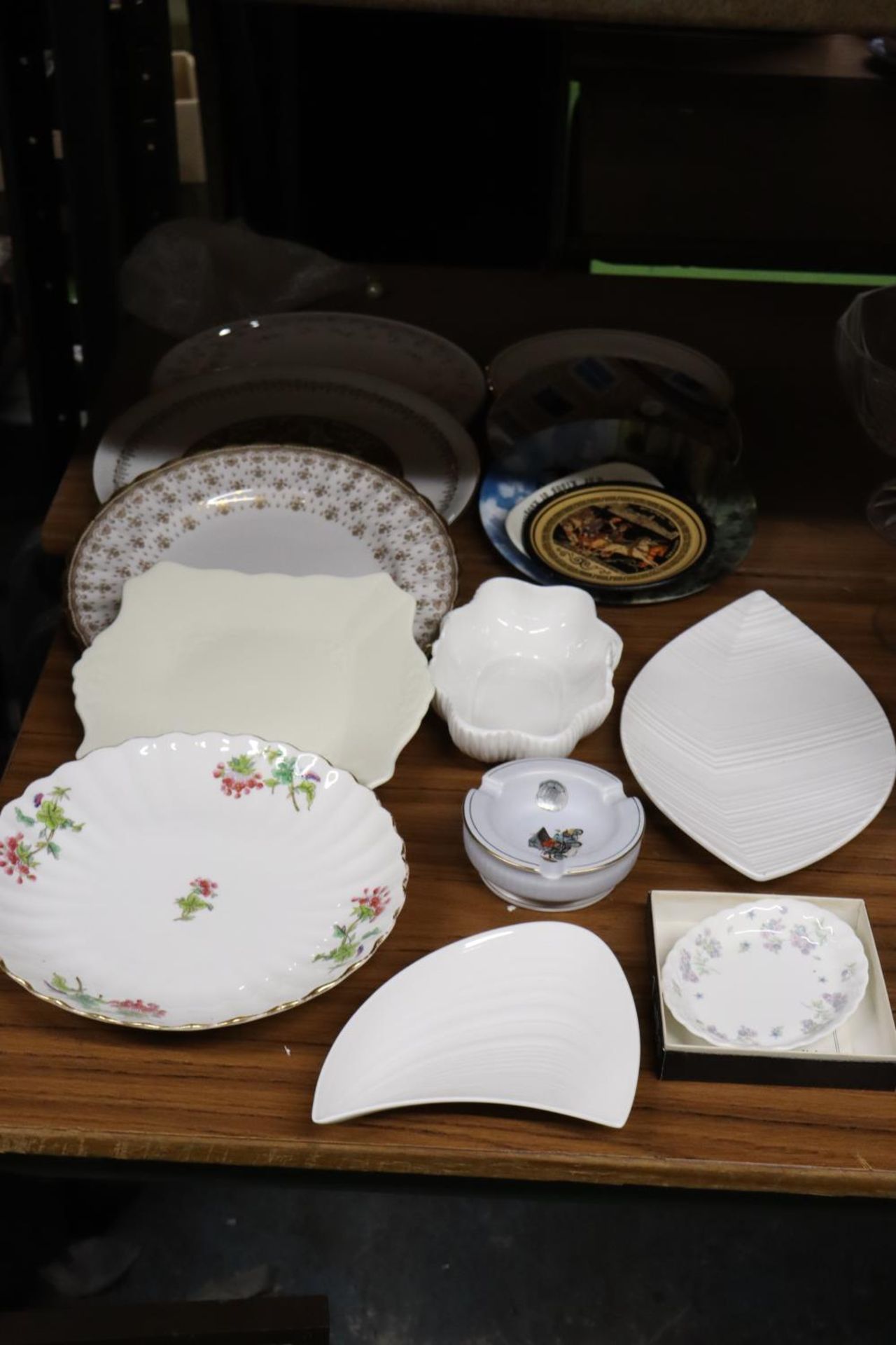 A COLLECTION OF PLATES TO INCLUDE CABINET PLATES AND TWO PIECES OF WEDGWOOD 'ETHEREAL'