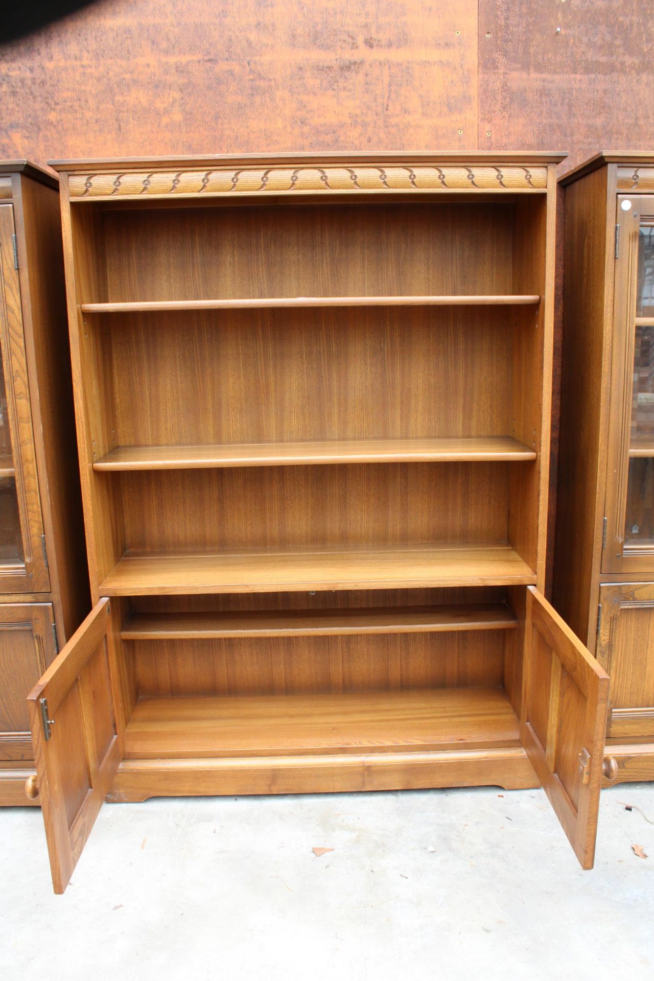 AN ERCOL BLONDE THREE TIER OPEN BOOKCASE WITH CUPBOARD TO BASE 39.5" WIDE - Image 3 of 4