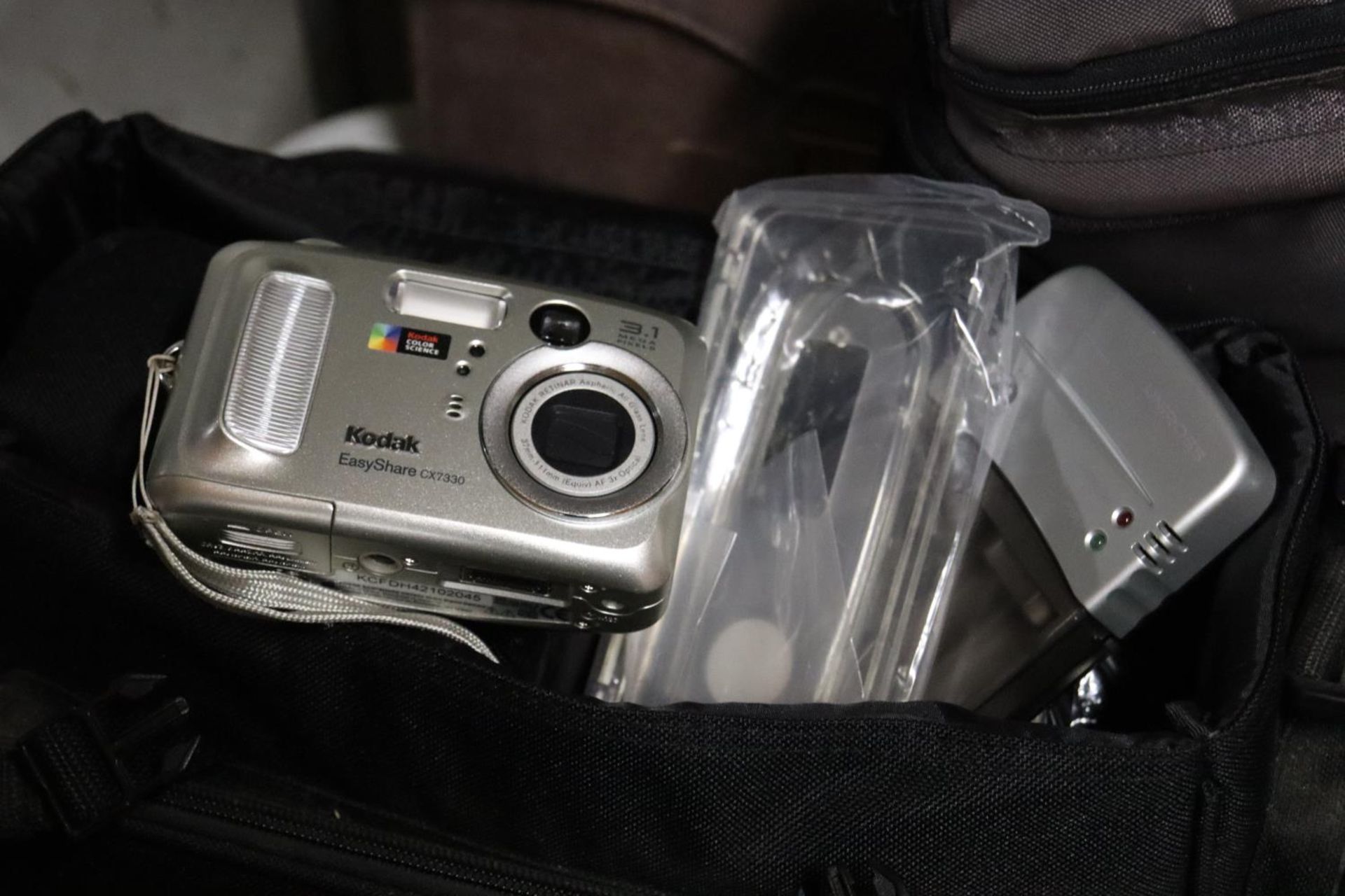 A COLLECTION OF CAMERAS AND ACCESSORIES, TO INCLUDE A KODAK EASYSHARE WITH BAG, CHARGER, ETC, A - Image 3 of 7