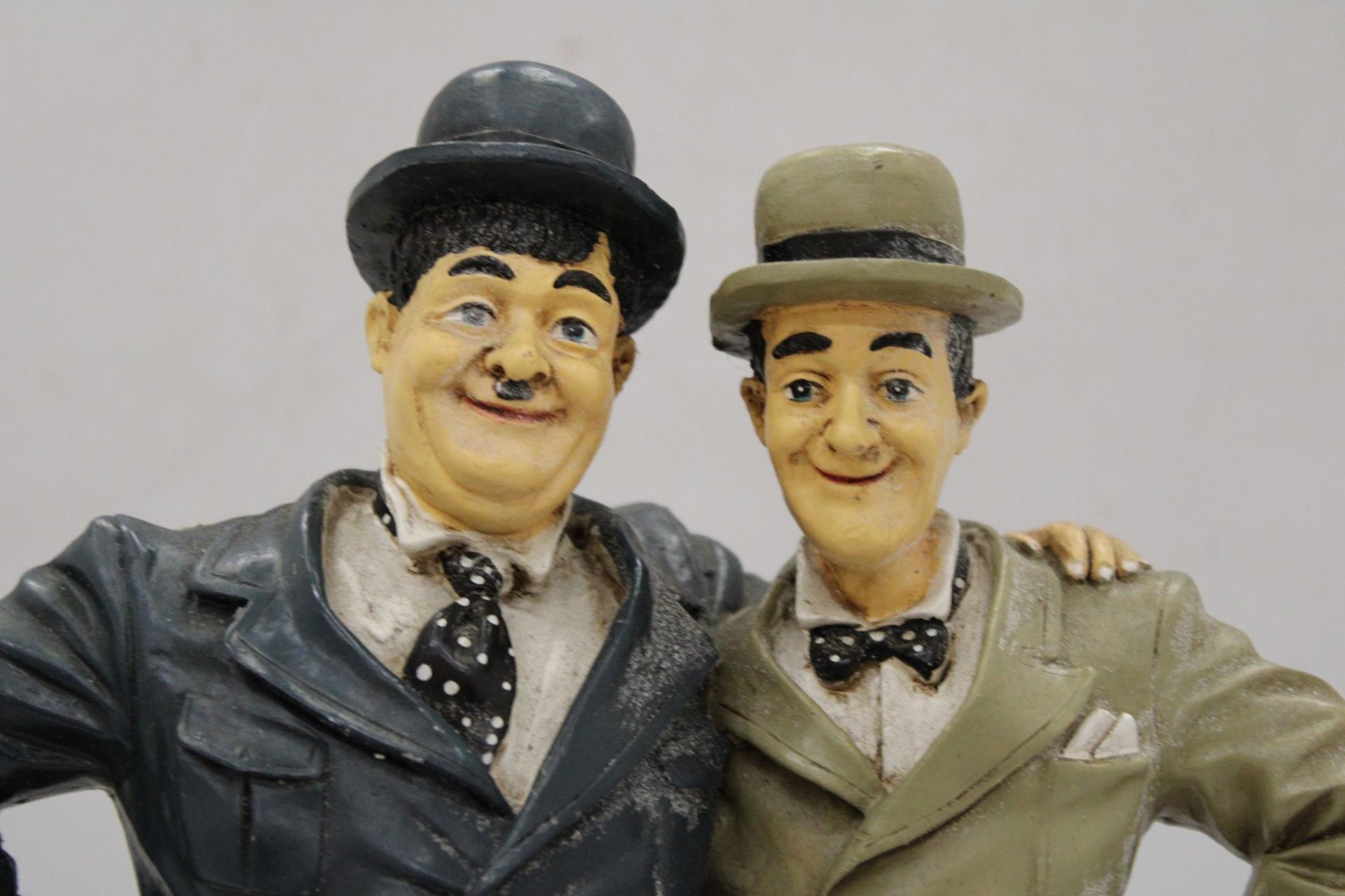 A LARGE FIGURE GROUP OF LAUREL AND HARDY, HEIGHT 37CM - Image 6 of 6