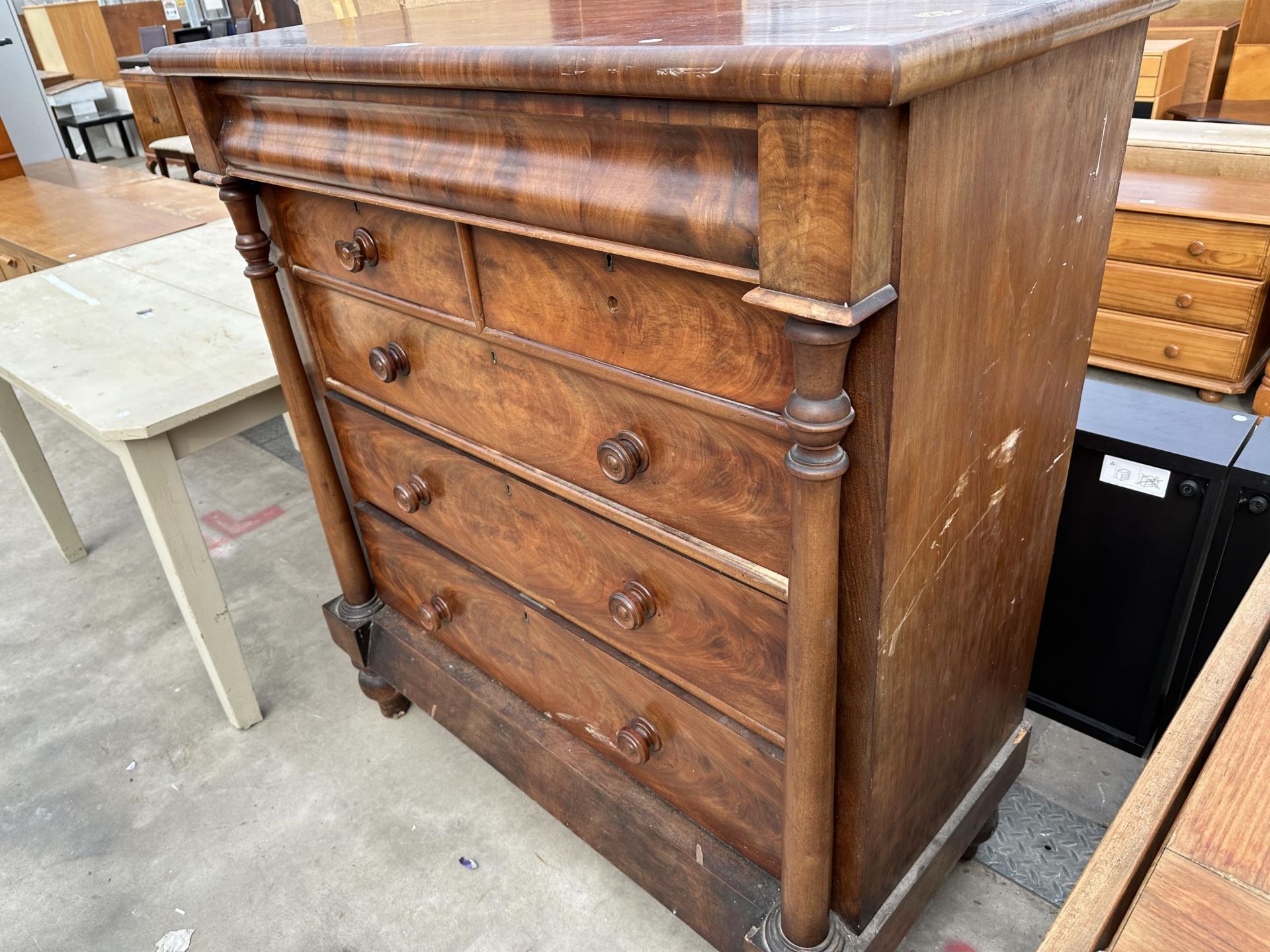 A VICTORIAN MAHOGANY SCOTTISH CHEST OF TWO SHORT, THREE LONG GRADUATED DRAWERS AND SECRET FRIEZE - Bild 3 aus 4