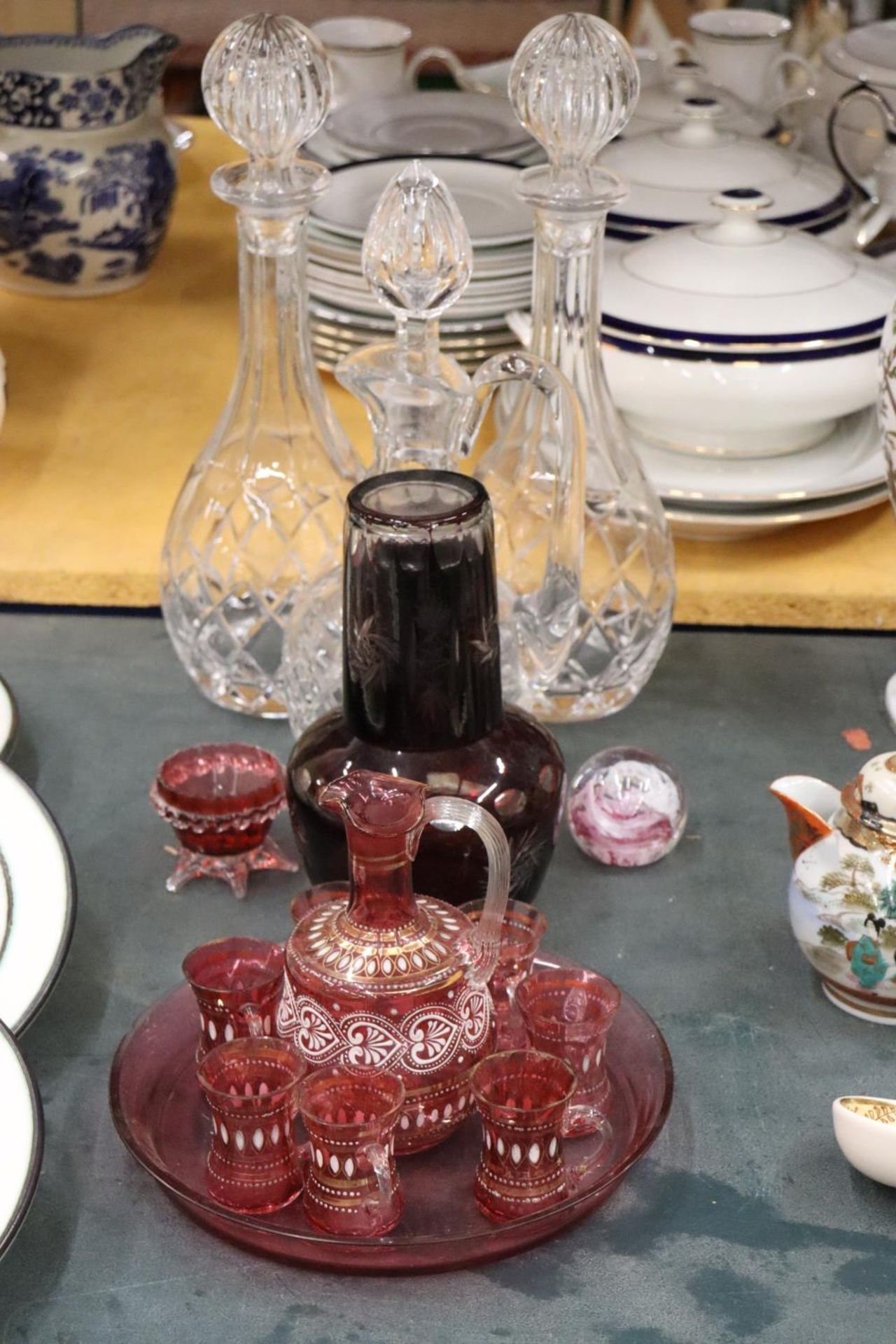 A QUANTITY OF GLASSWARE TO INCLUDE CRANBERRY GLASS, DECANTERS